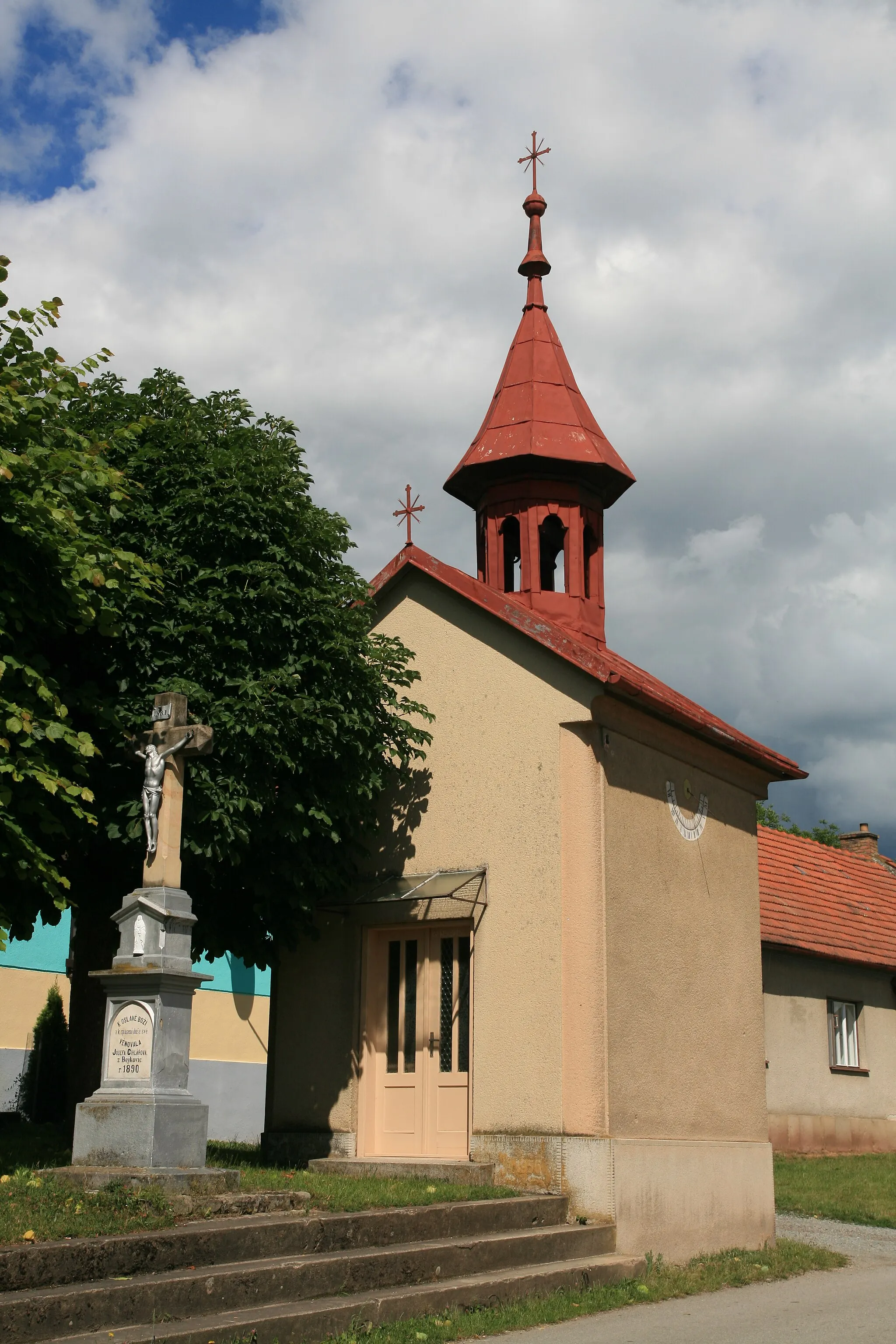 Photo showing: Býkovice, Blansko District, Czech Republic. Holy Trinity chapel.