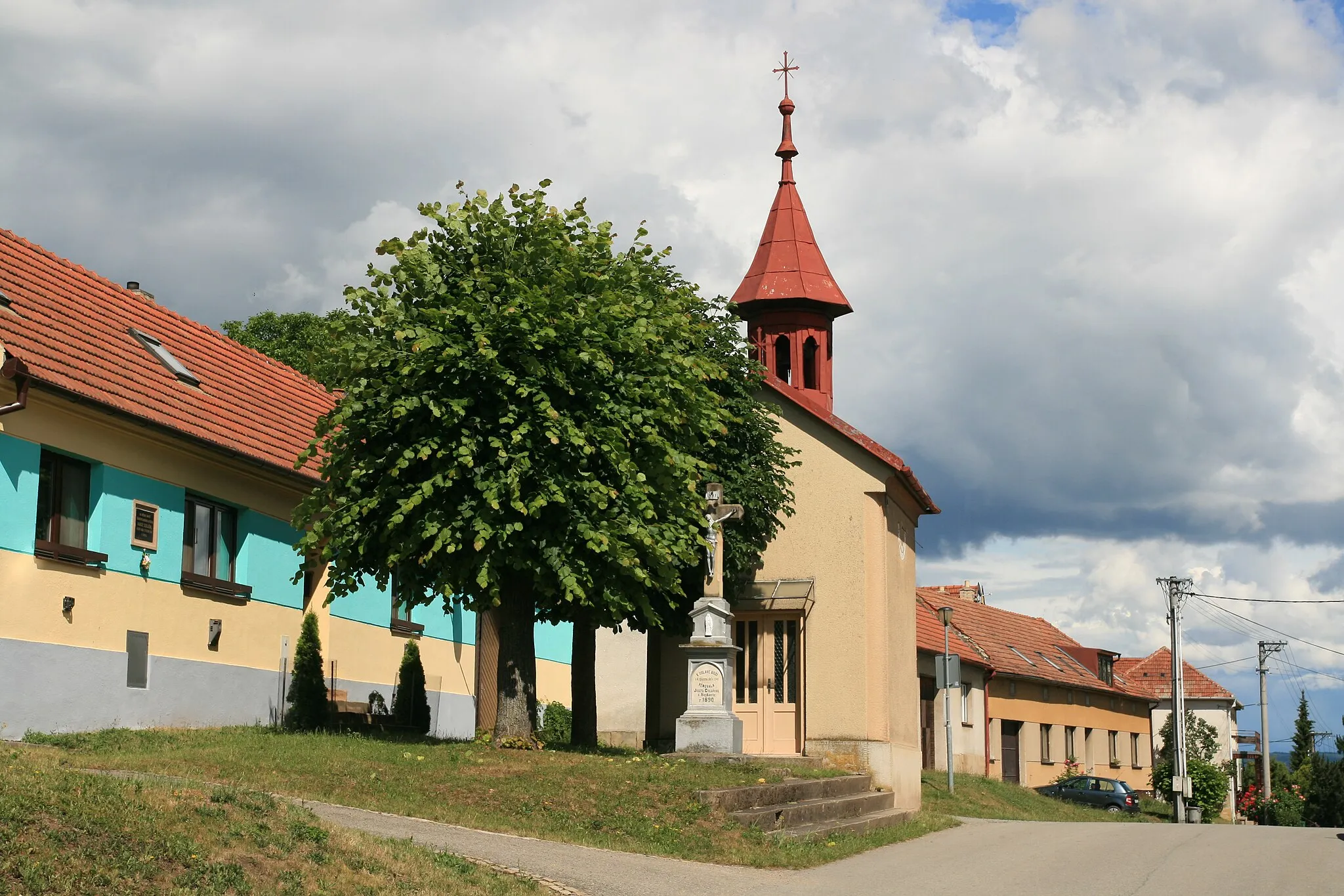 Photo showing: Býkovice, Blansko District, Czech Republic. Holy Trinity chapel.
