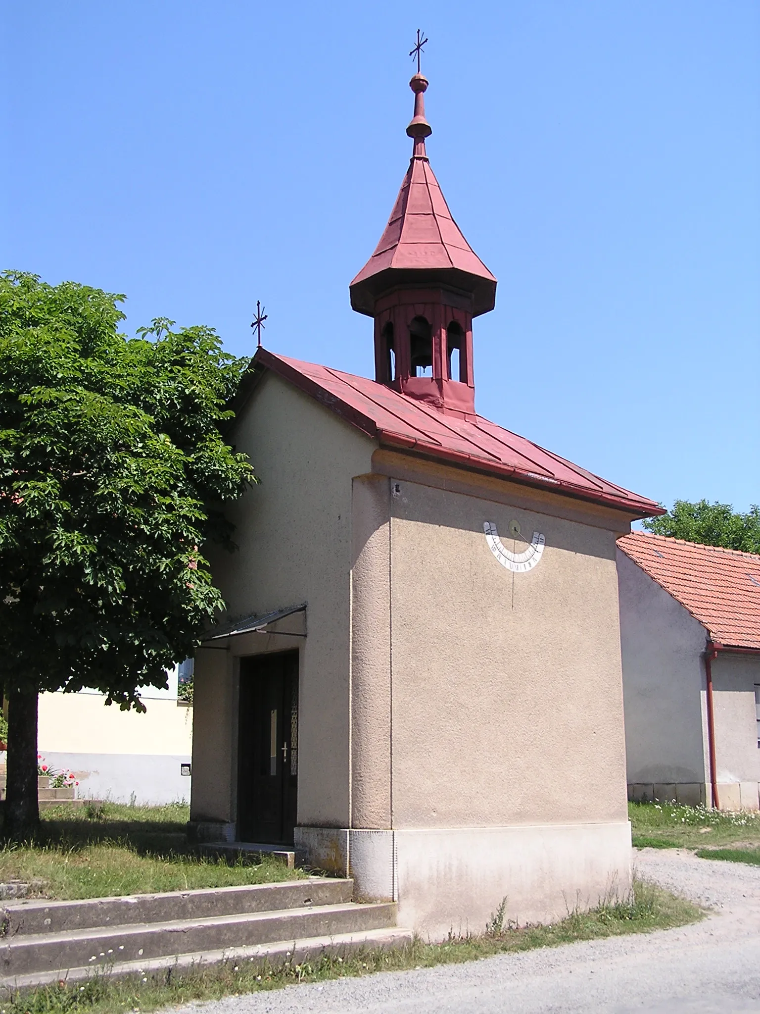 Photo showing: Obec Býkovice - kaple se slunečními hodinami