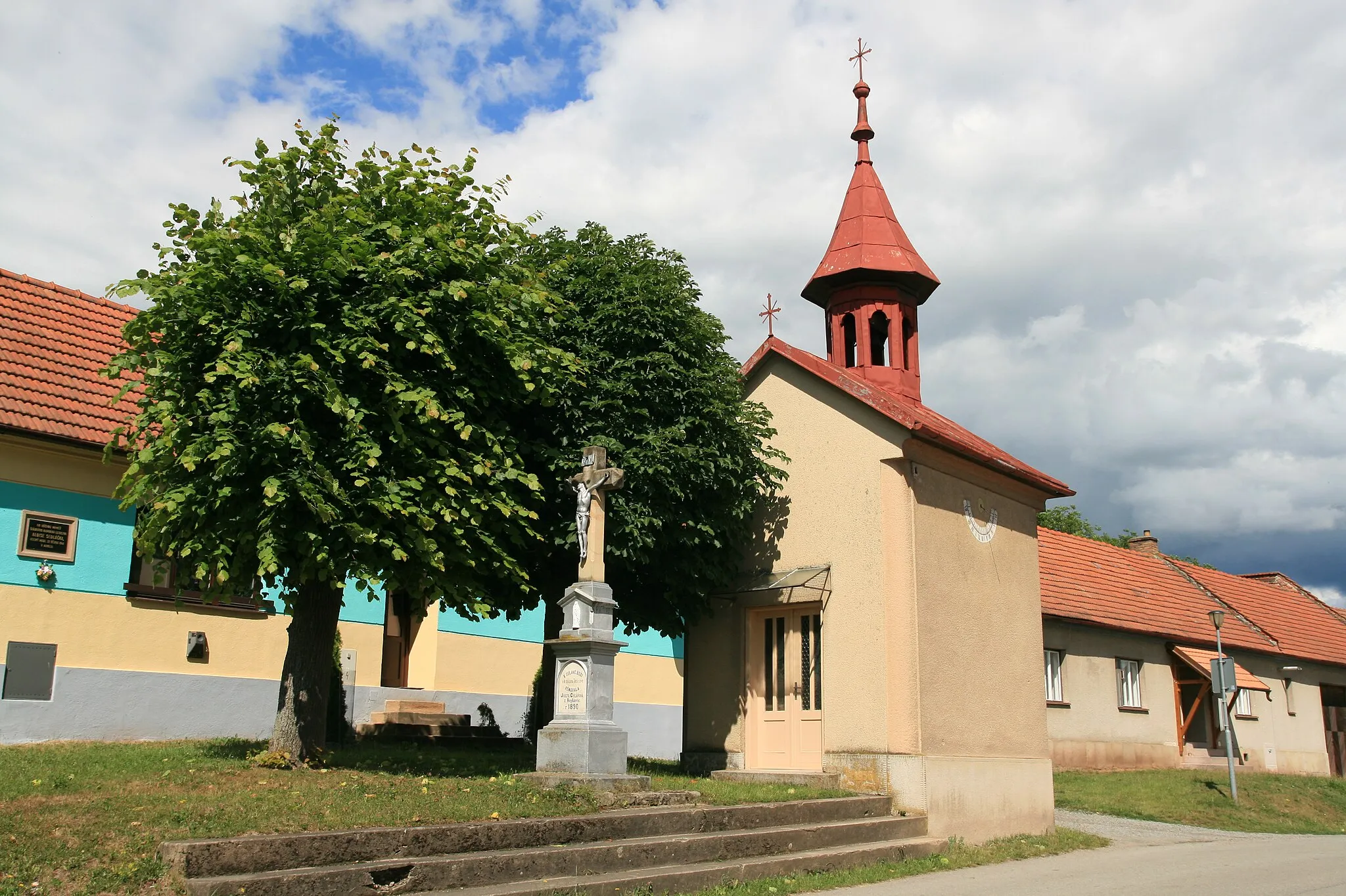 Photo showing: Býkovice, Blansko District, Czech Republic. Holy Trinity chapel.