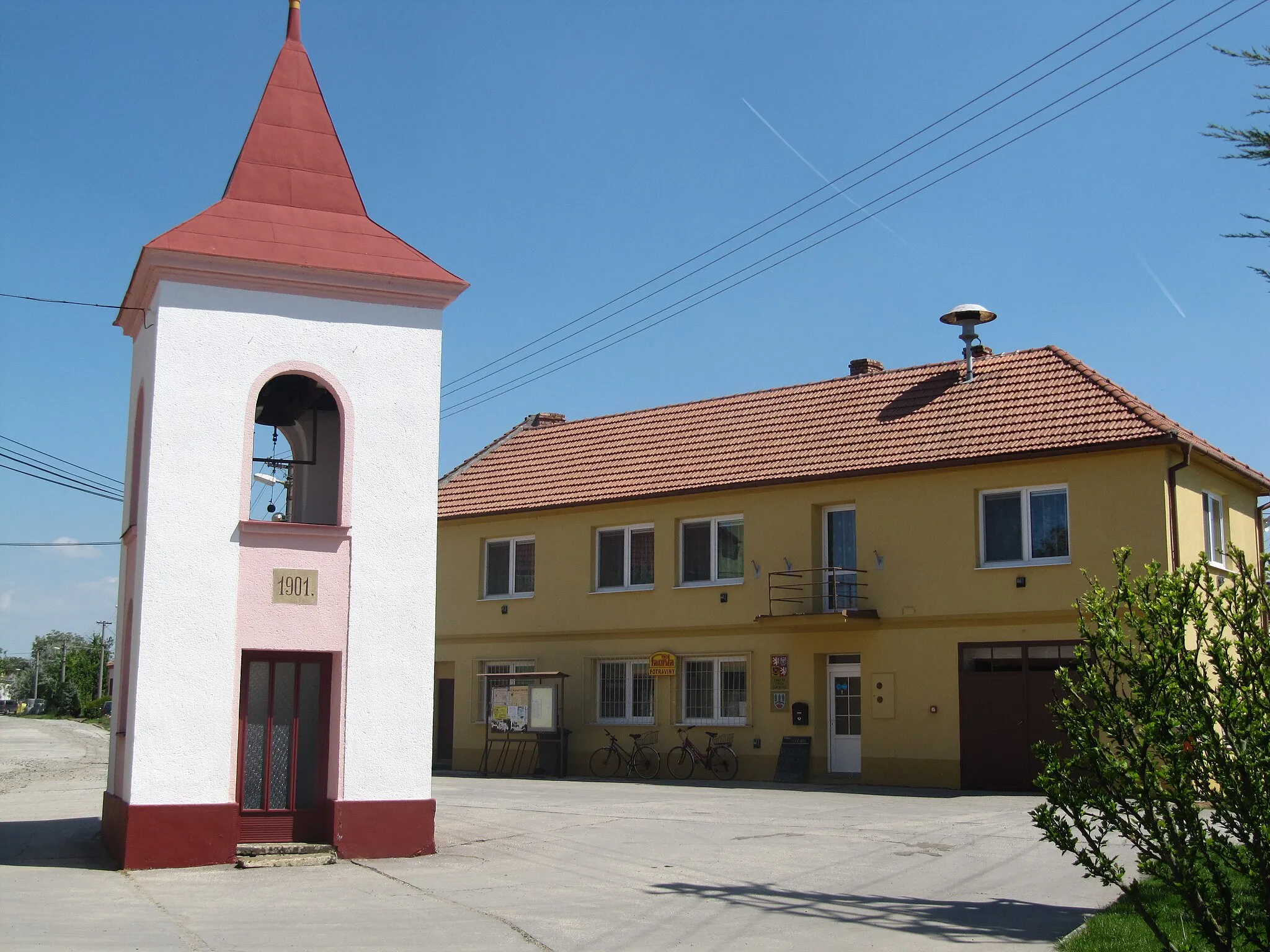 Photo showing: Žeraviny in Hodonín District, Czech Republic. Municipal office and belfry from 1901.