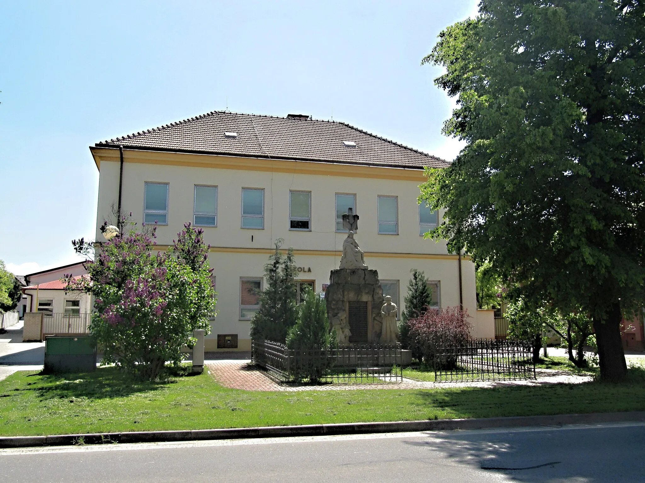 Photo showing: Veselí nad Moravou in Hodonín District, part Zarazice, Czech Republic. School and the First World War-monument.