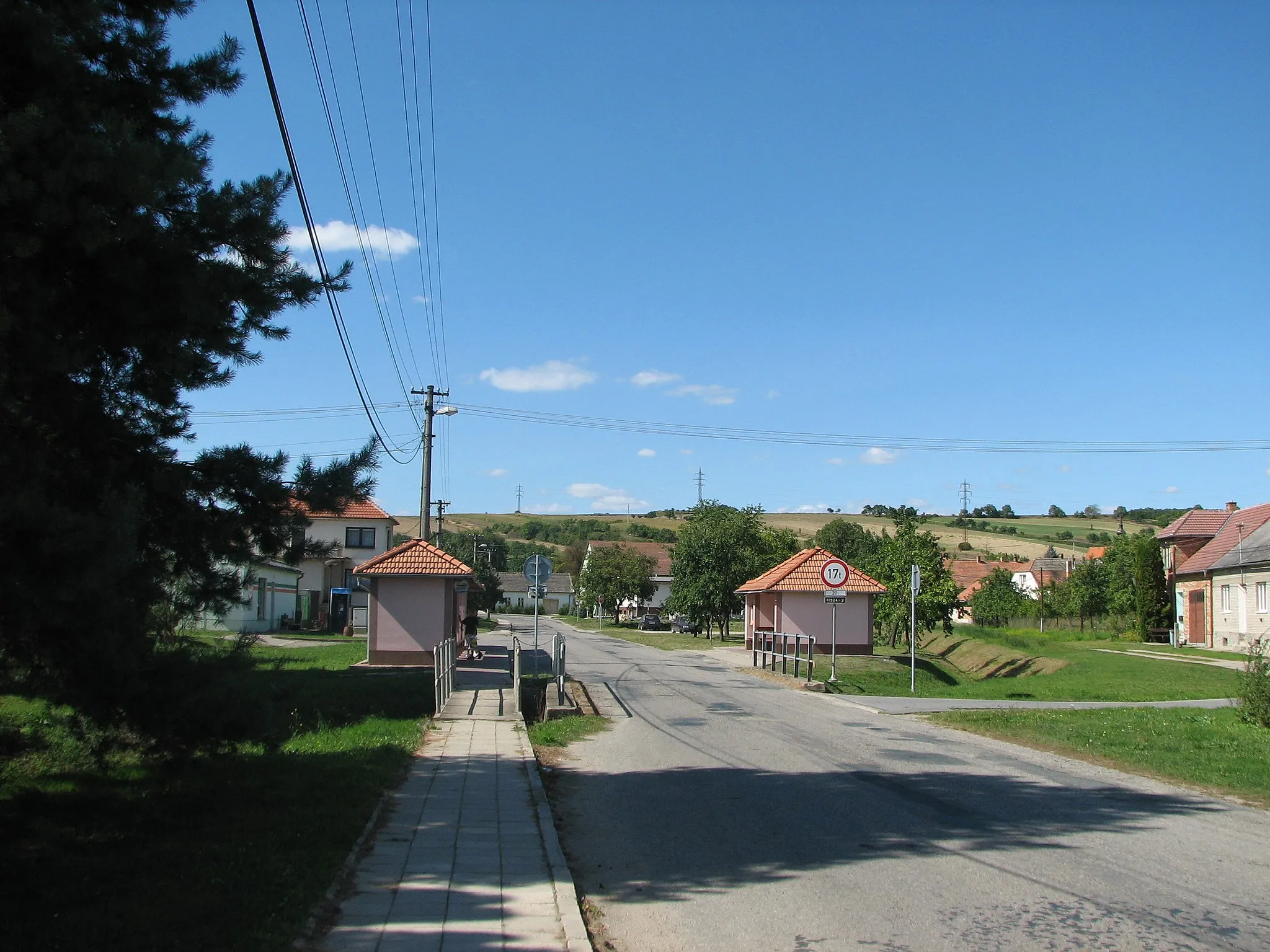 Photo showing: Stavěšice - náves