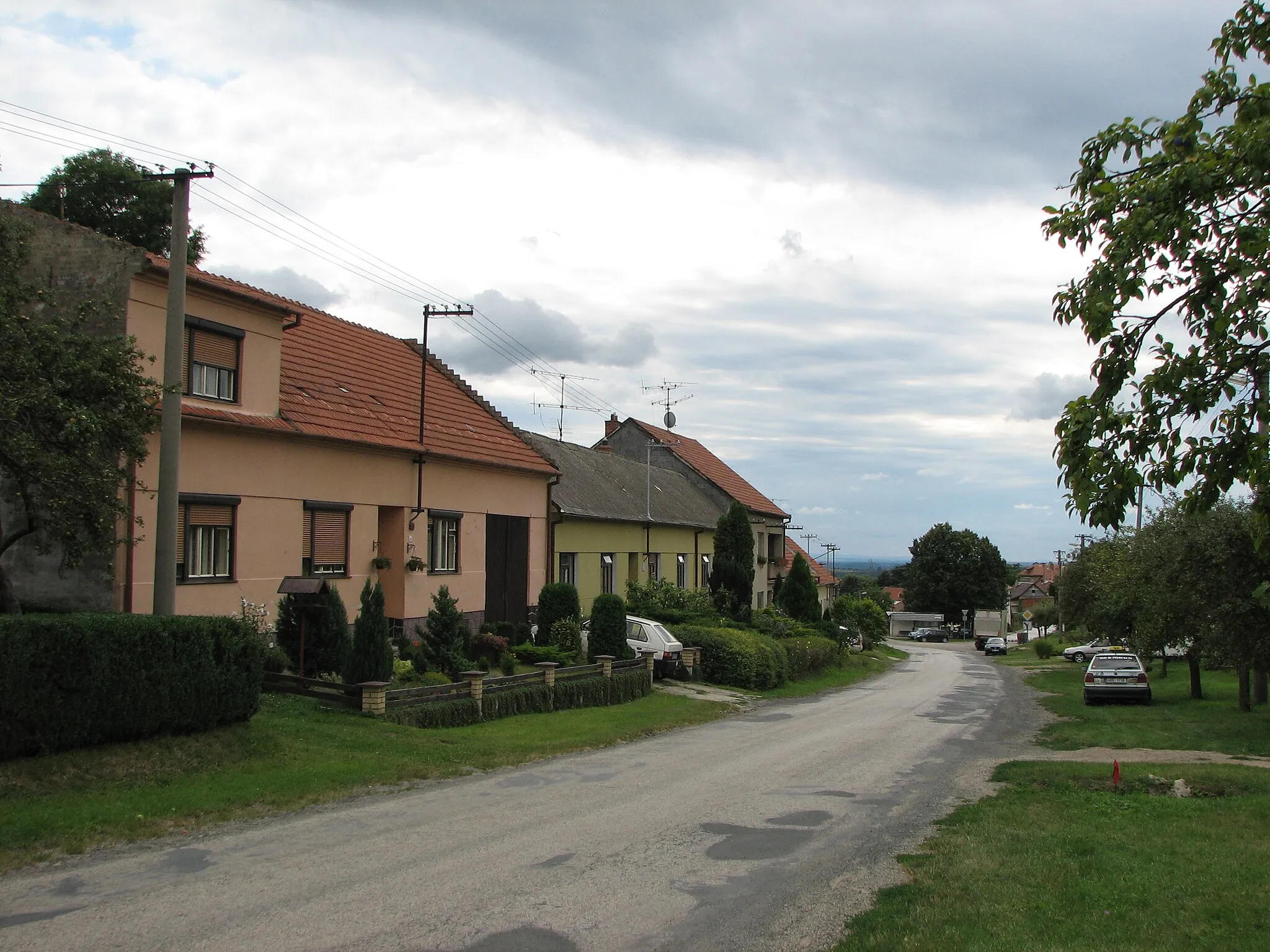 Photo showing: Ostrovánky - main street