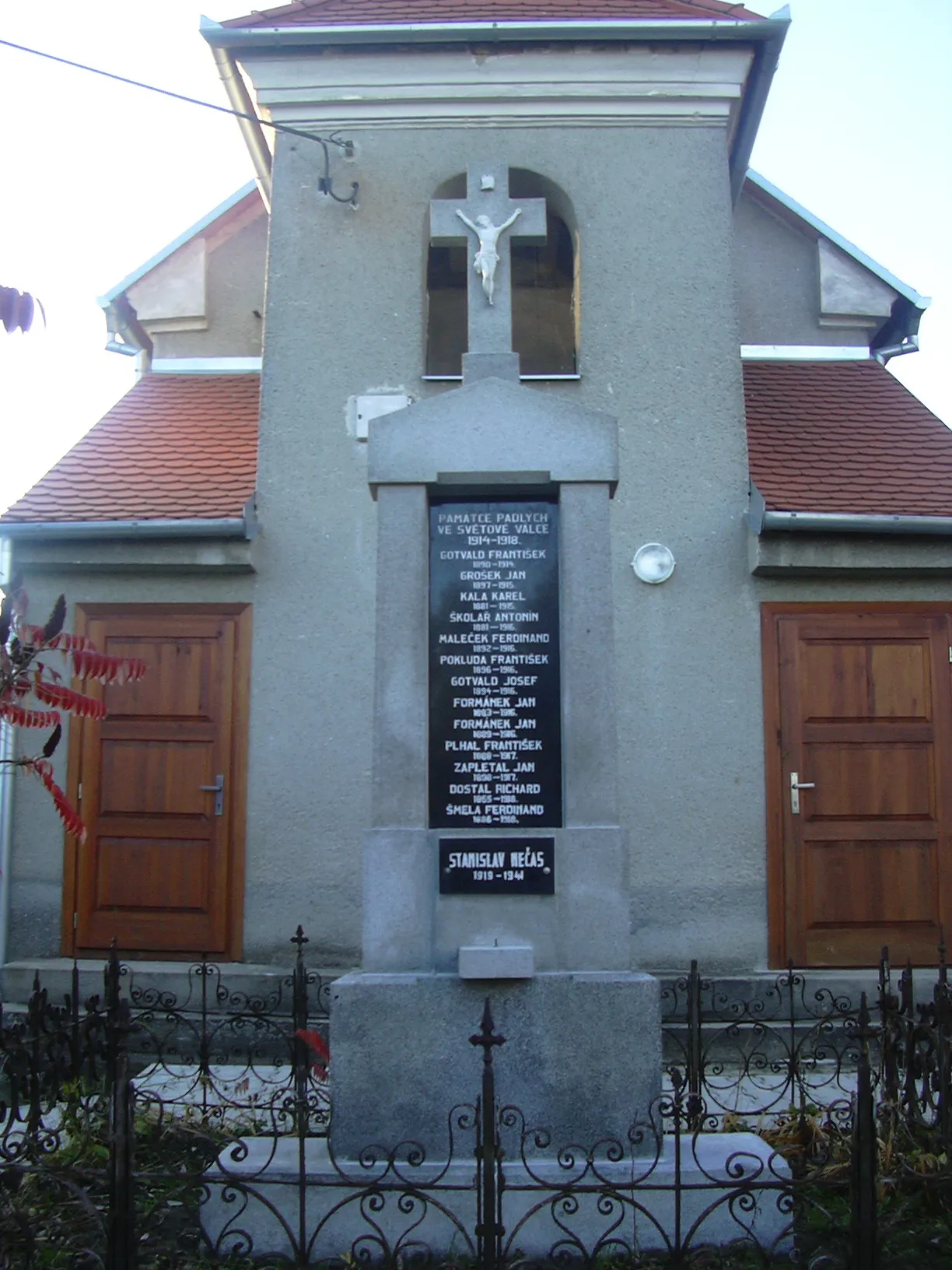 Photo showing: Pomník památce padlých za první světové války před kaplí ve Lhotě (Vyškov) - Czech Republic