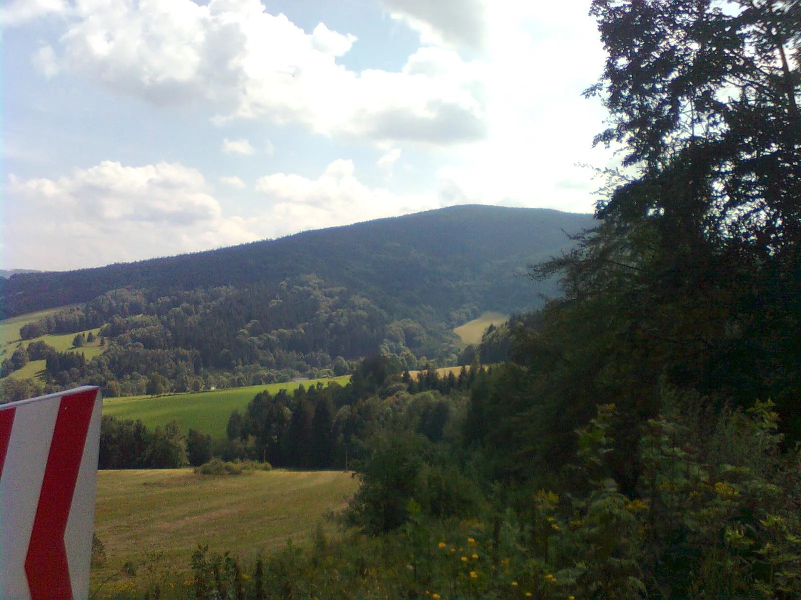 Photo showing: Widok z pętlicy drogi na Ondřejovice na górę Příčný vrch