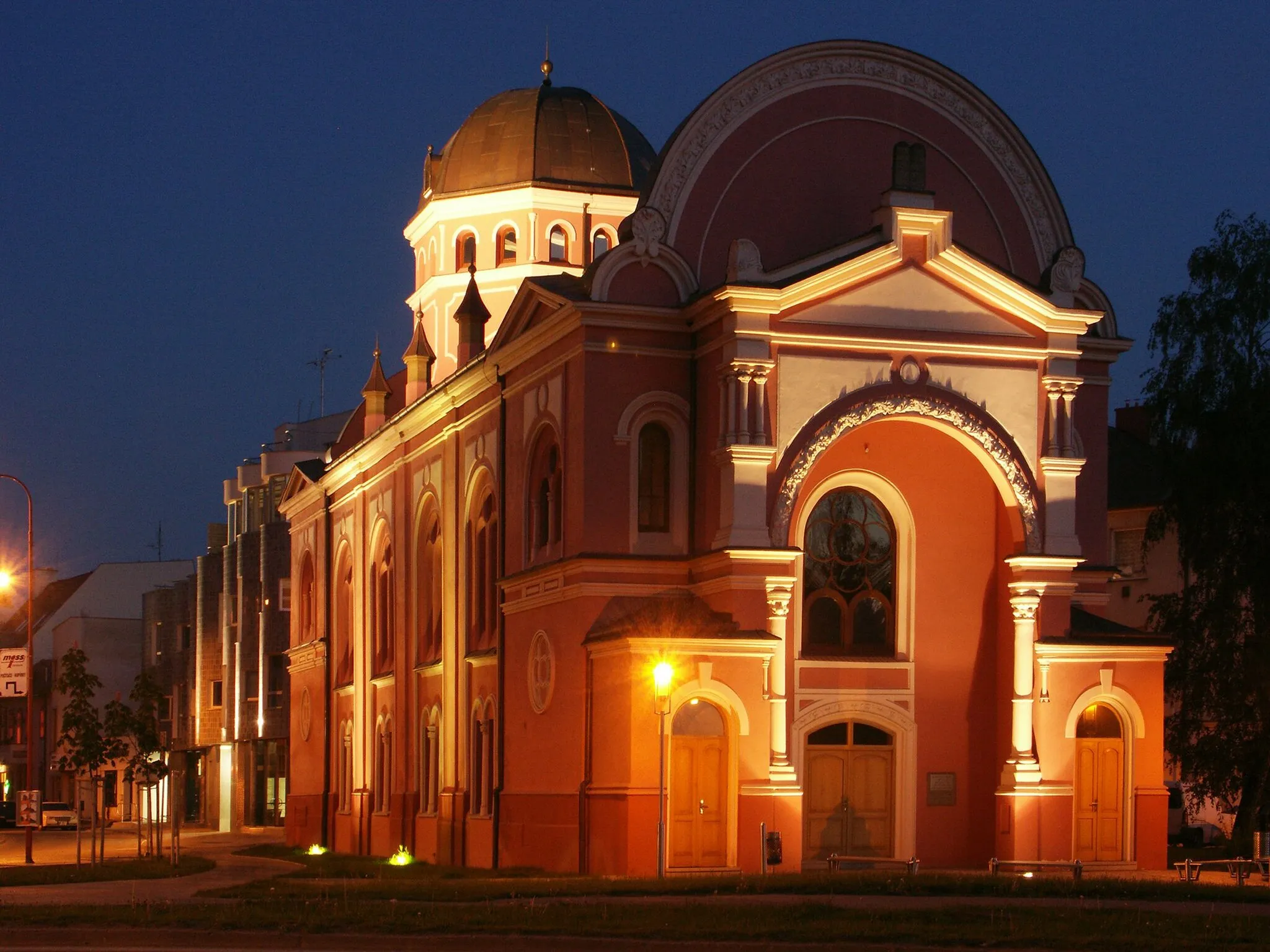 Photo showing: Night view of the Bedrich Benes Buchlovan Library Uherske Hradiste building (former jewish synagogue)