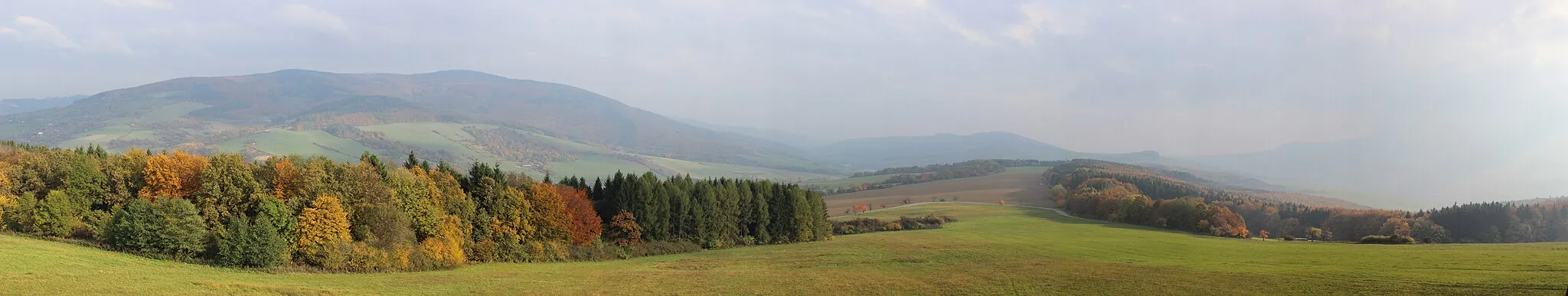 Photo showing: Panoramatický výhled východním směrem z rozhledny U křížku nedaleko Březové v uherskohradišťském okrese. Na záběru je vlevo severní směr a vpravo jižní směr. Západním směrem je lesní porost.