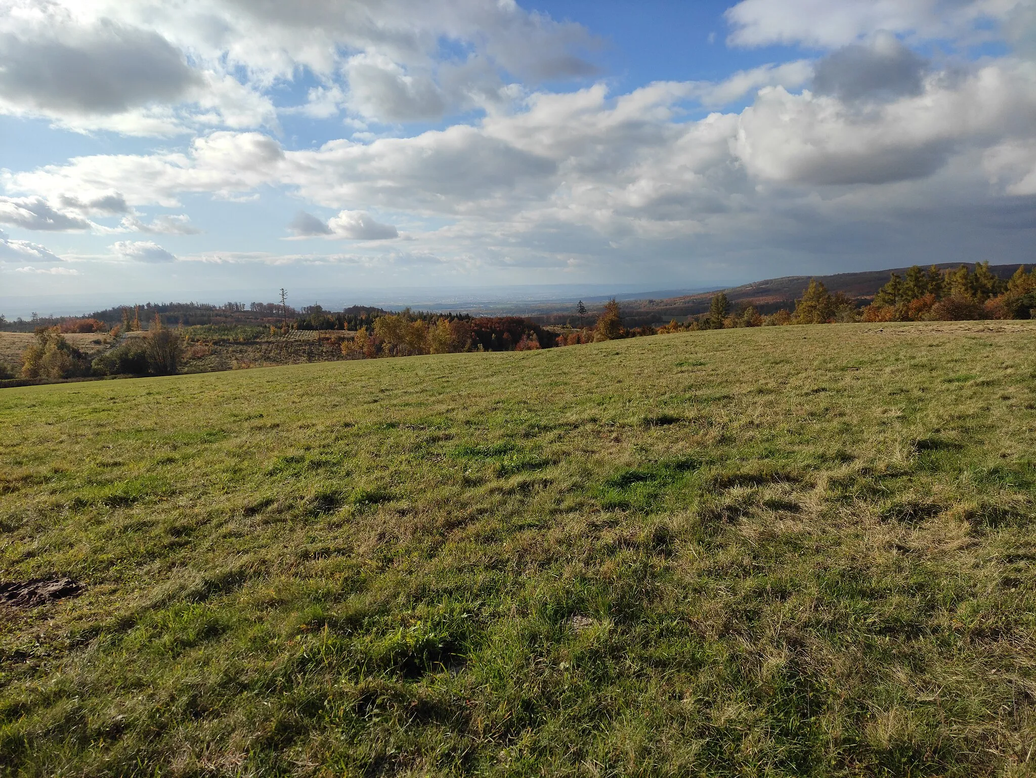 Photo showing: Slavkovský vrch, výhled na Dolní Újezd, Oderské vrchy, okres Olomouc