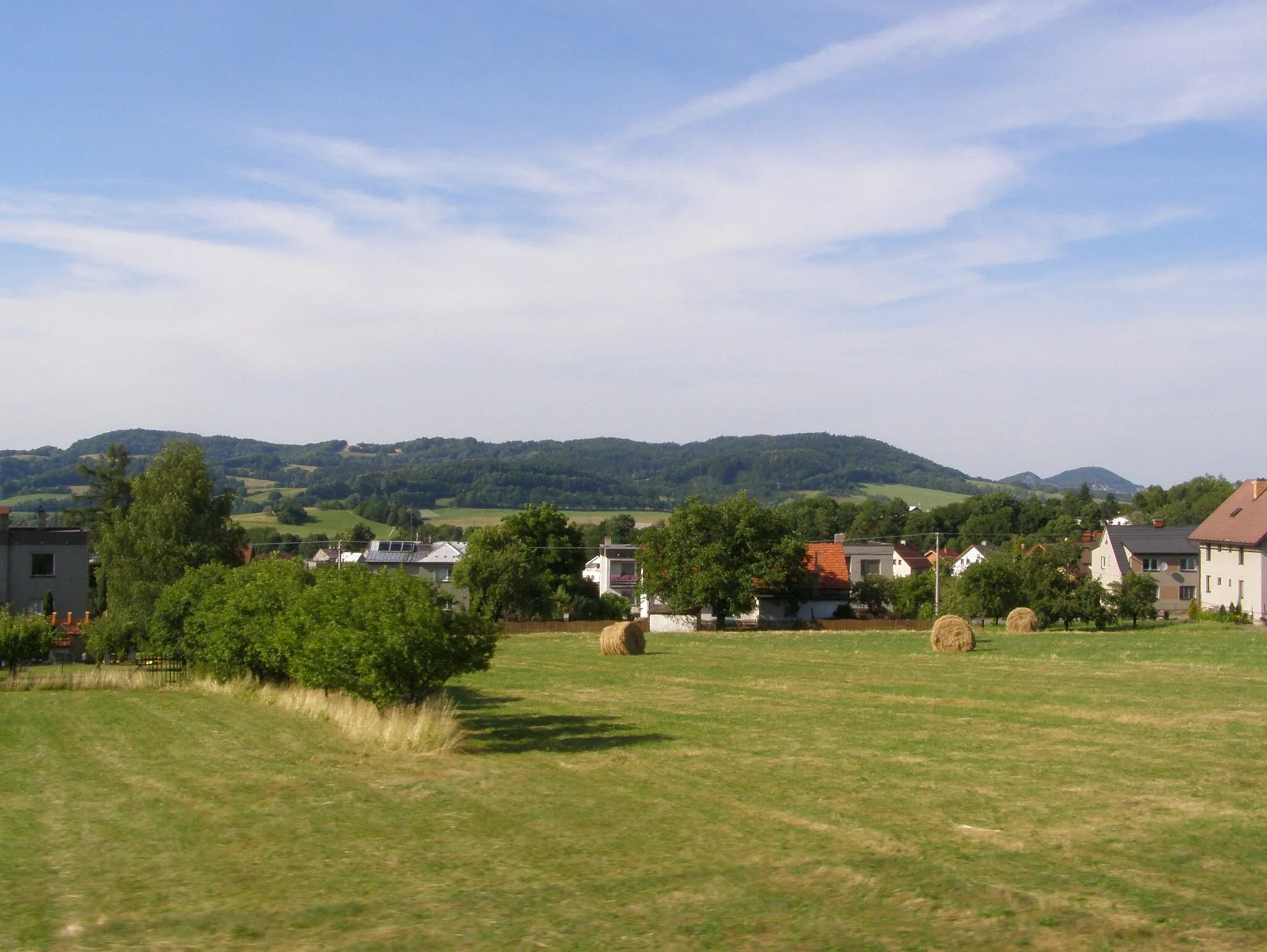 Photo showing: Mořkov, v pozadí Libotínské vrchy