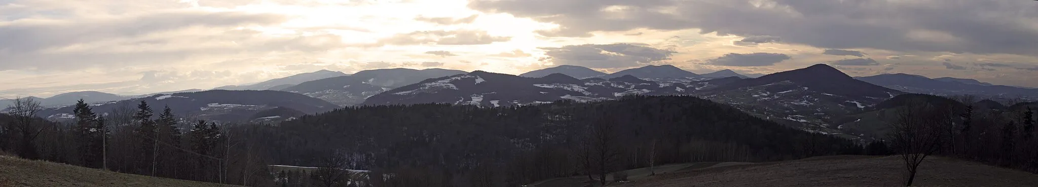 Photo showing: Panorama Beskidu wyspowego z Pasierbieckiej Góry