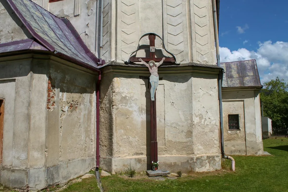 Photo showing: Kříž u zdi kostela svaté Máří Magdalény v Pustých Žibřidovicích