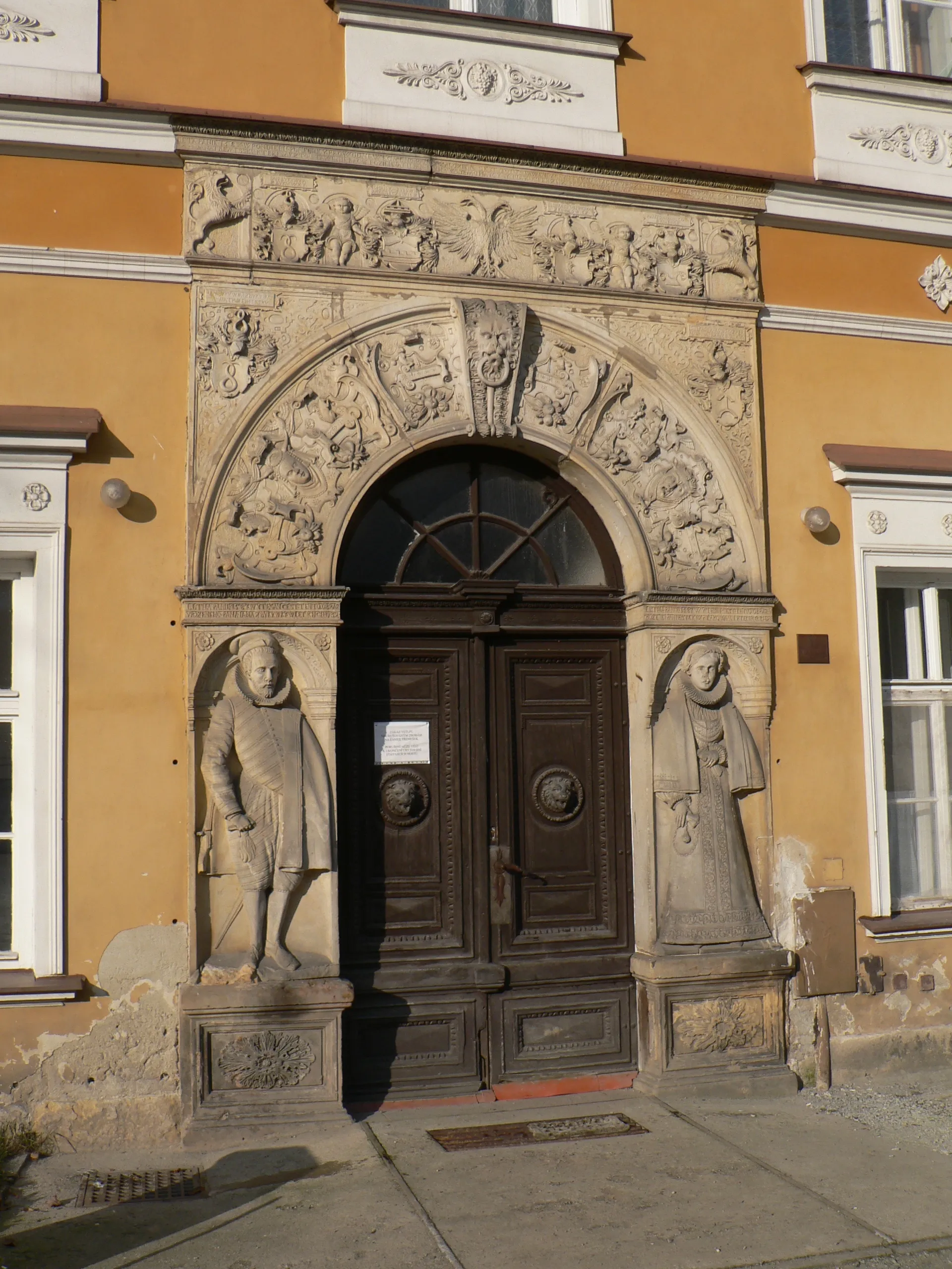Photo showing: Renesanční portál zámku v Třemešku s reliéfy Bukůvků z Bukůvky.