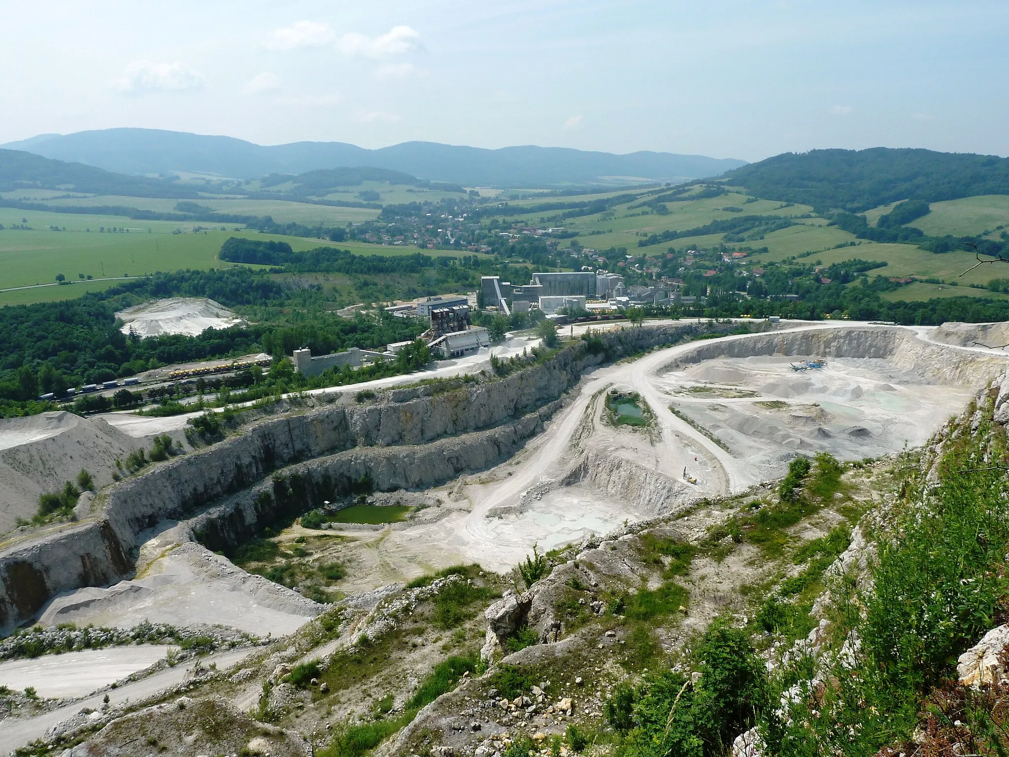 Photo showing: The quarry "Kotouč Štramberk". It is located on the edge of town Štramberk (north Moravia, Czech Republic) and it partialy destroyed hill Kotouč.