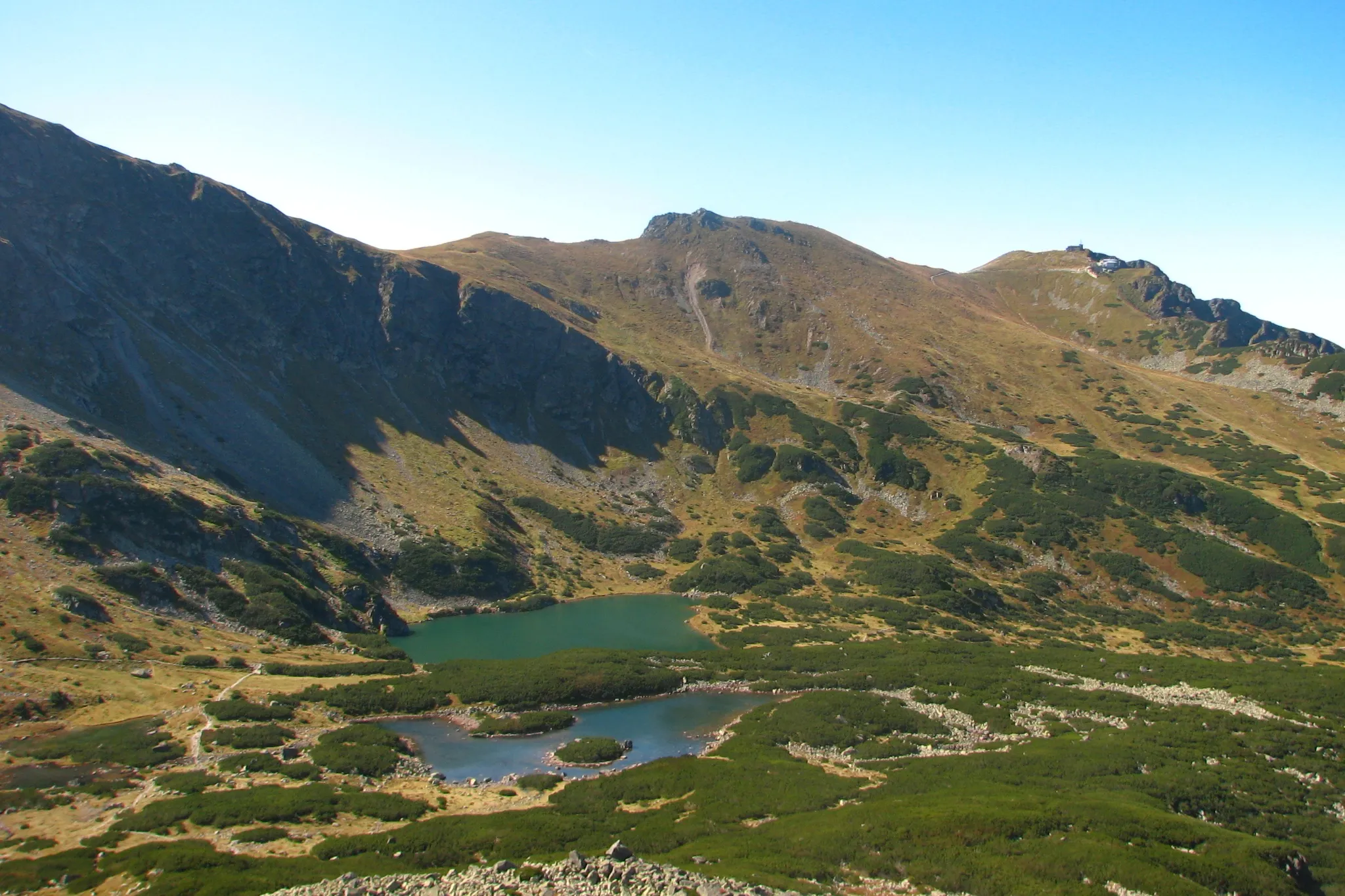 Photo showing: Dolina Zielona Gąsienicowa, widok ze zbocza Małego Kościelca (szlak czarny), z okolicy przełęczy Karb, w tle Beskid (2012 m n.p.m.) i Kasprowy Wierch