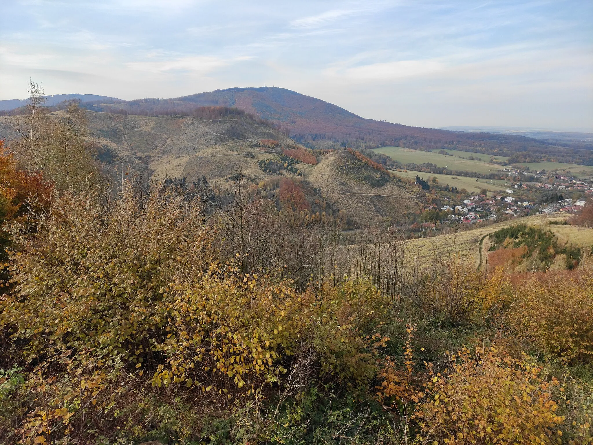 Photo showing: výhled na Šaumburk a Zubříč, Kunovická hůrka, Kunovice, okres Vsetín, Hostýnsko-vsetínská hornatina, Zlínský kraj