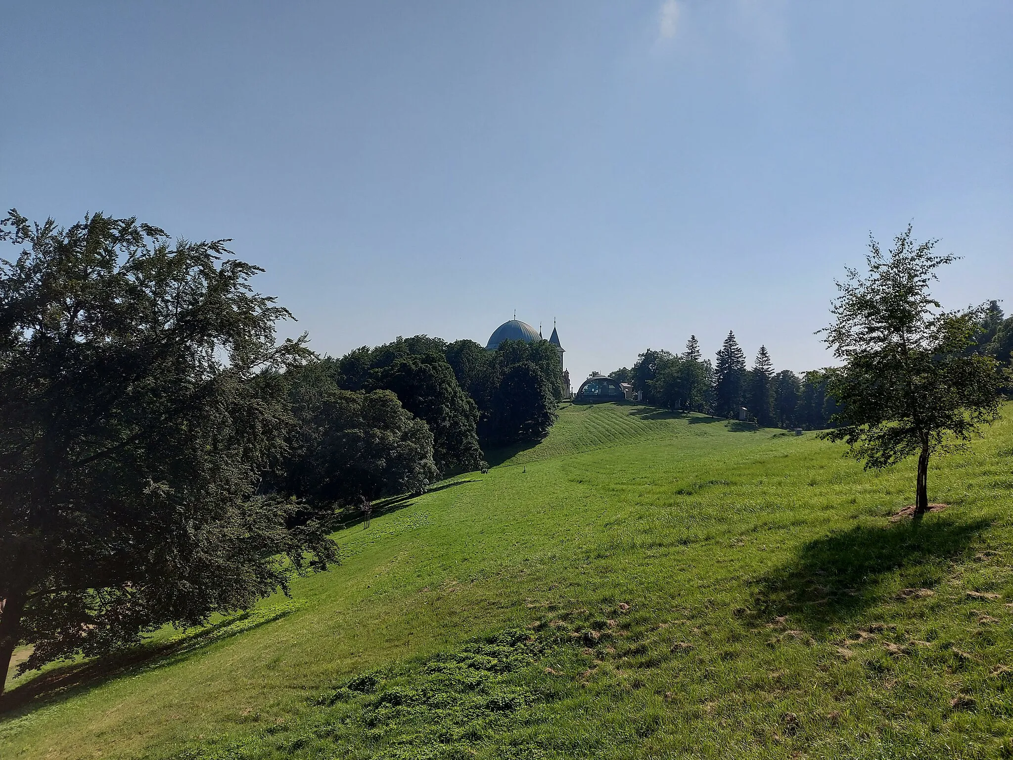 Photo showing: Meadow near the Church of the Assumption of Virgin Mary in Hostýn, Czech Republic