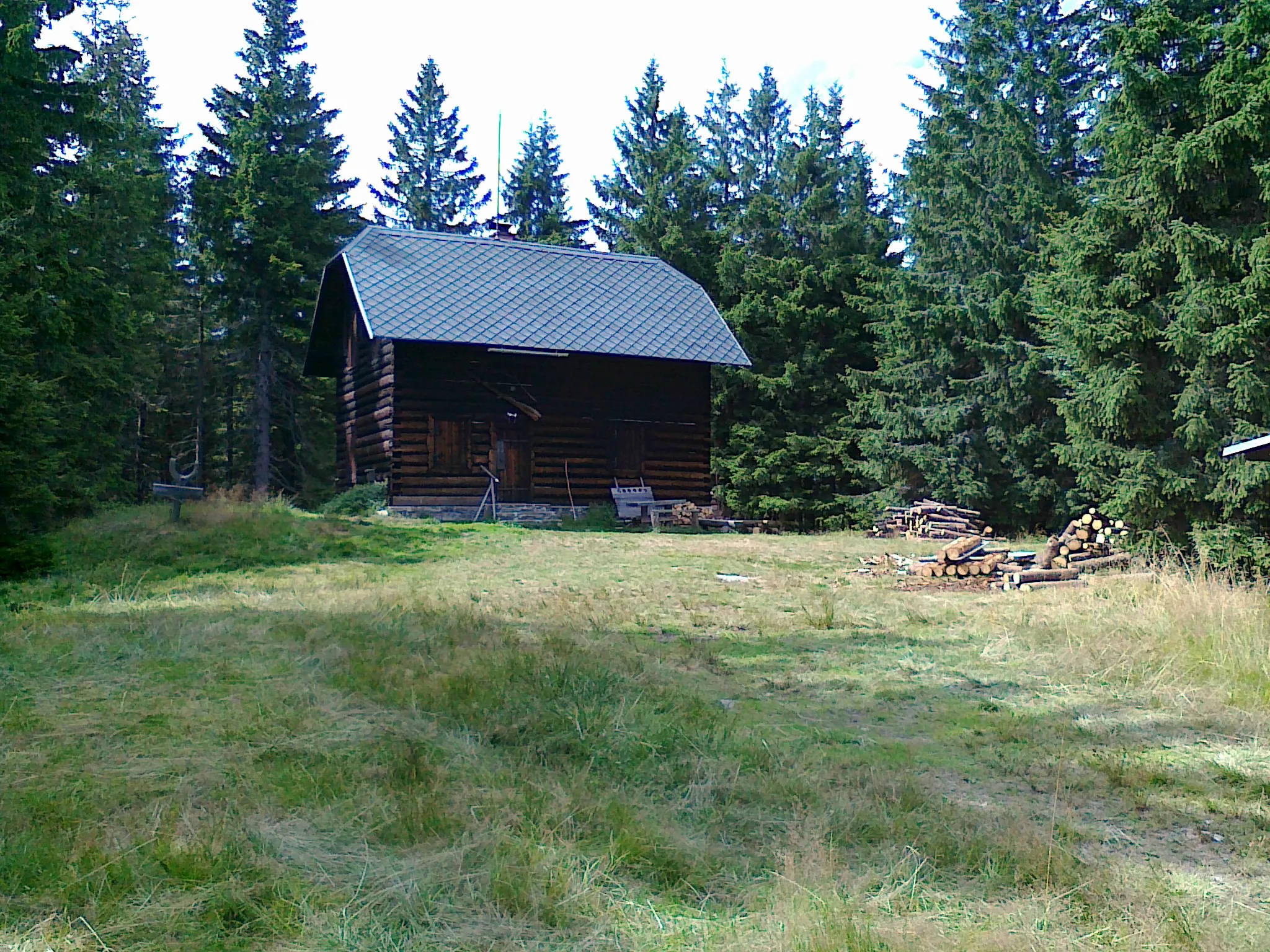 Photo showing: Połać szczytowa góry Troják-SZ - 1045 m n.p.m. z widoczną chatą o nazwie Durasova chata