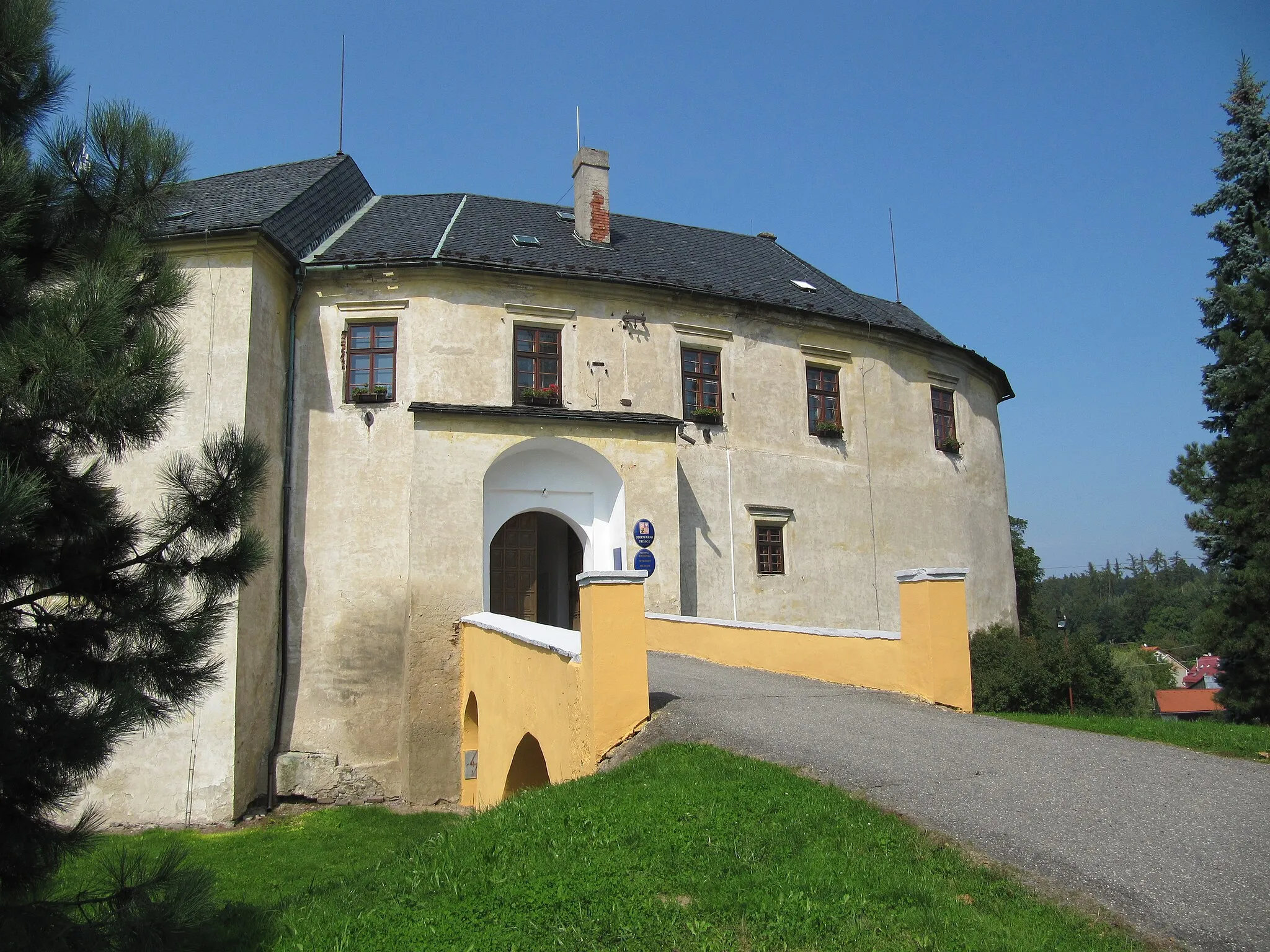 Photo showing: Tršice in Olomouc District, Czech Republic. Castle, today municipal office.