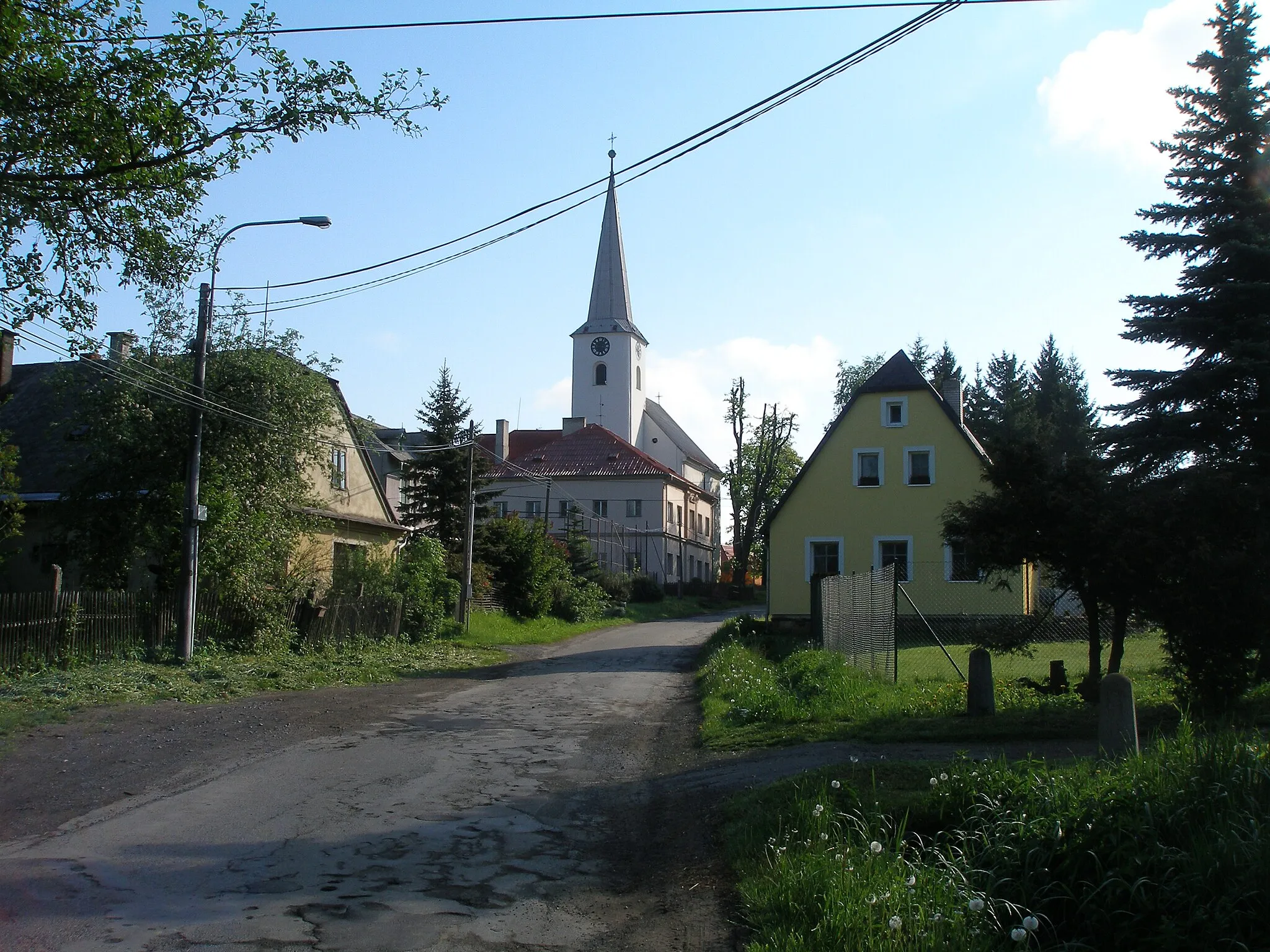 Photo showing: SS Peter and Paul church in Hraničné Petrovice, Olomouc District, Czech Republic. A view from the west