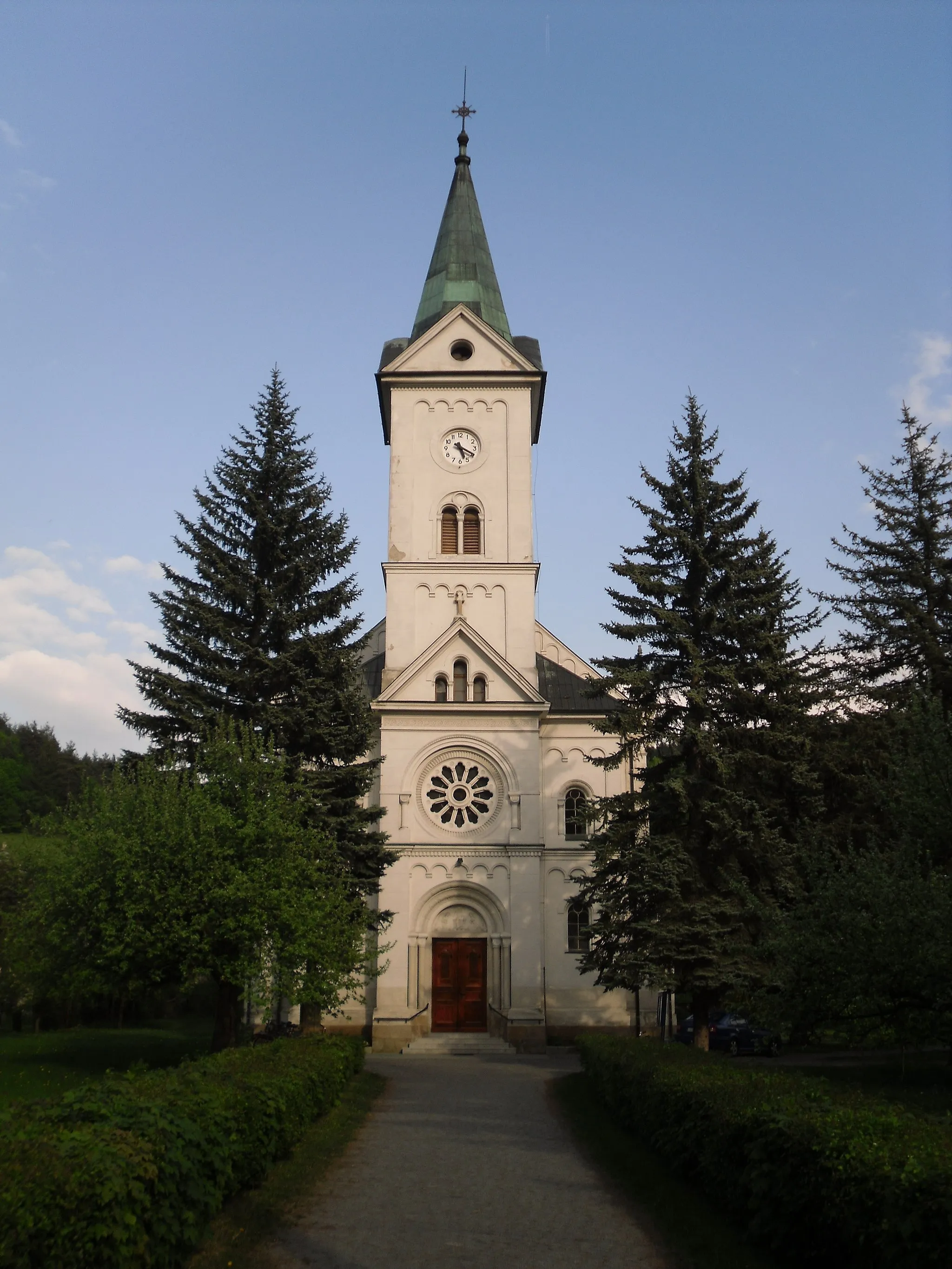 Photo showing: Trnava (Zlín District), Czech Republic - front view of the church