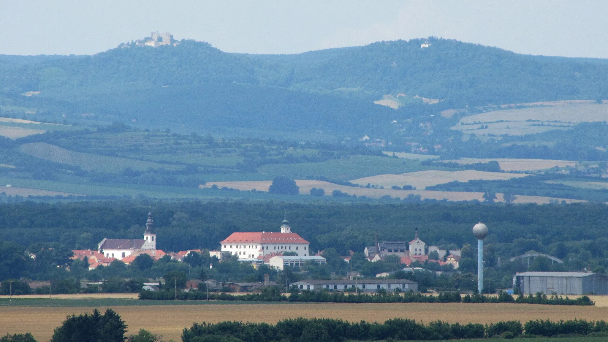 Photo showing: Pohled z rozhledny na Radošově na město Uherský Ostroh a hrad Buchlov v Chřibech