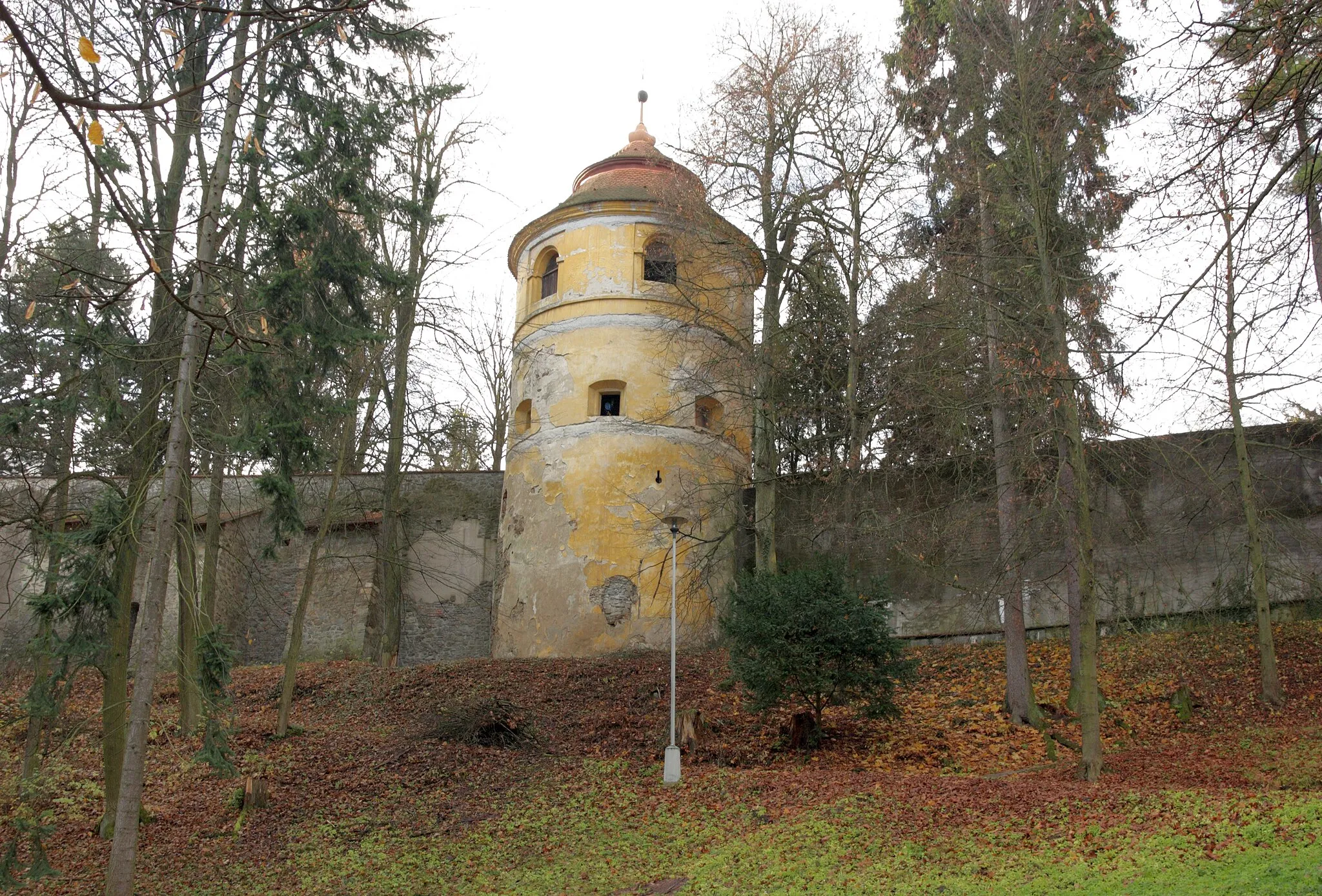 Photo showing: Račice (Račice-Pístovice) - zámek, hradební bašta