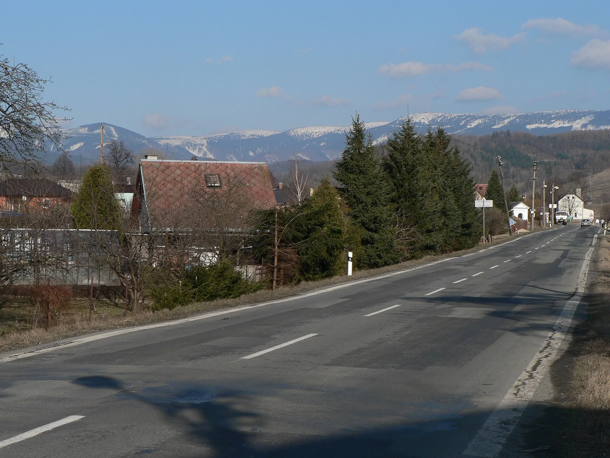 Photo showing: Petrov nad Desnou, central part of village with main ridge of the Hruby Jesenik mountains, Czech republic.