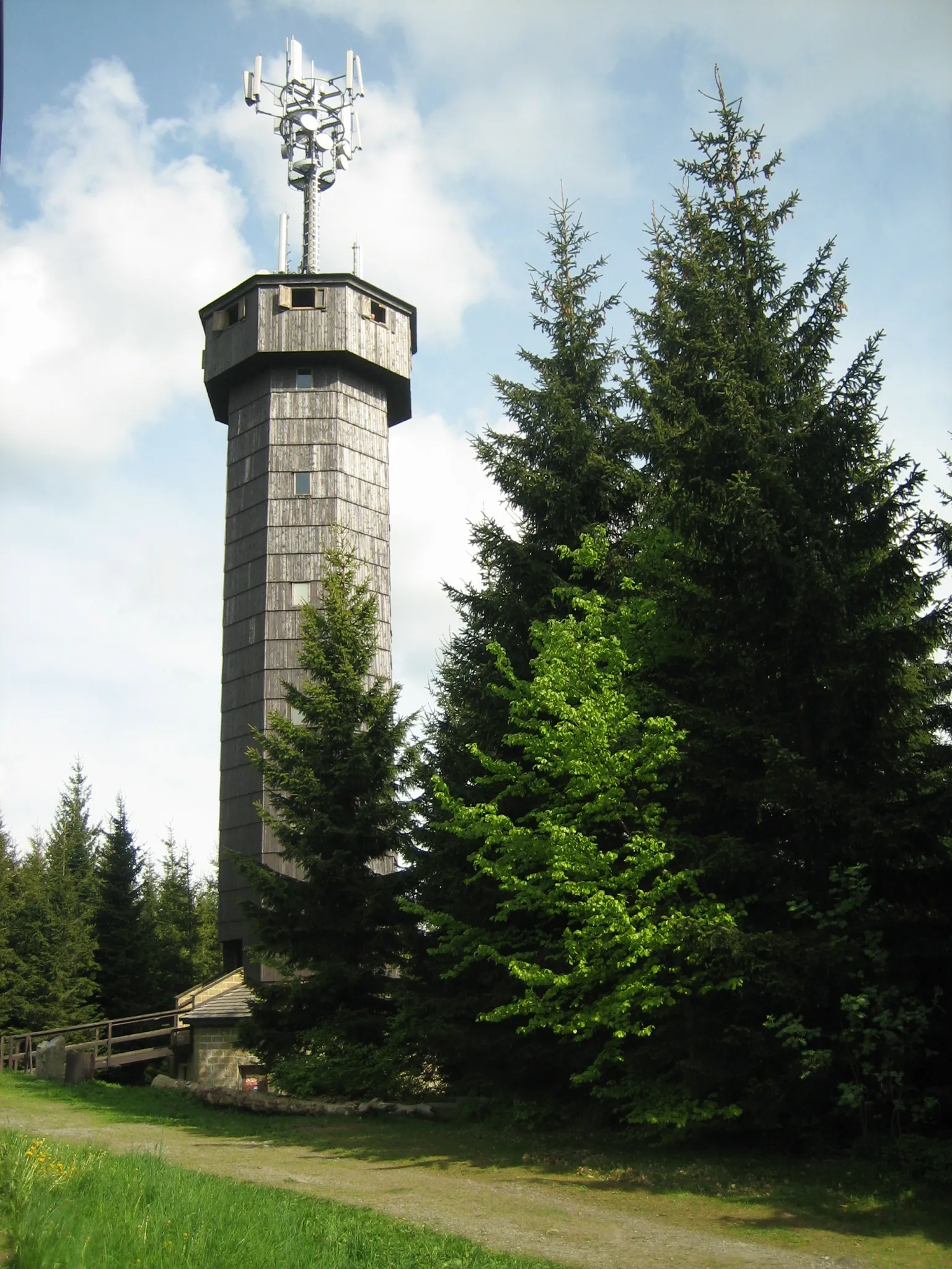 Photo showing: Rozhledna Súkenická na vrchu Čarták v Beskydech blízko Velkých Karlovic