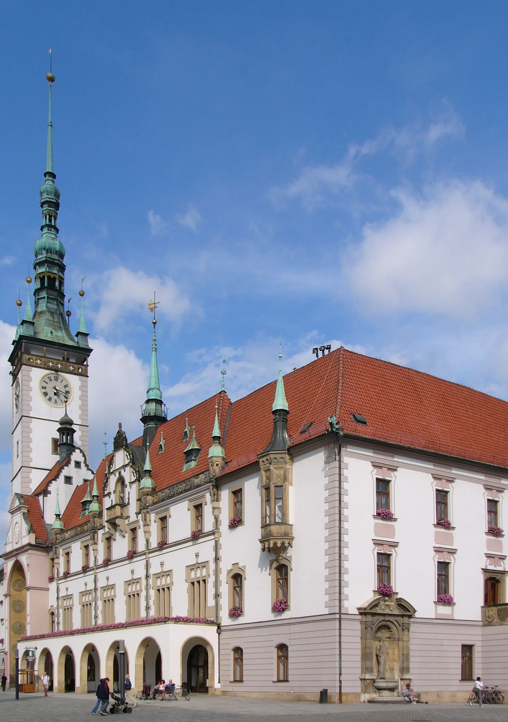 Photo showing: town hall with astronomical clock in Olomouc (Czech Republic).