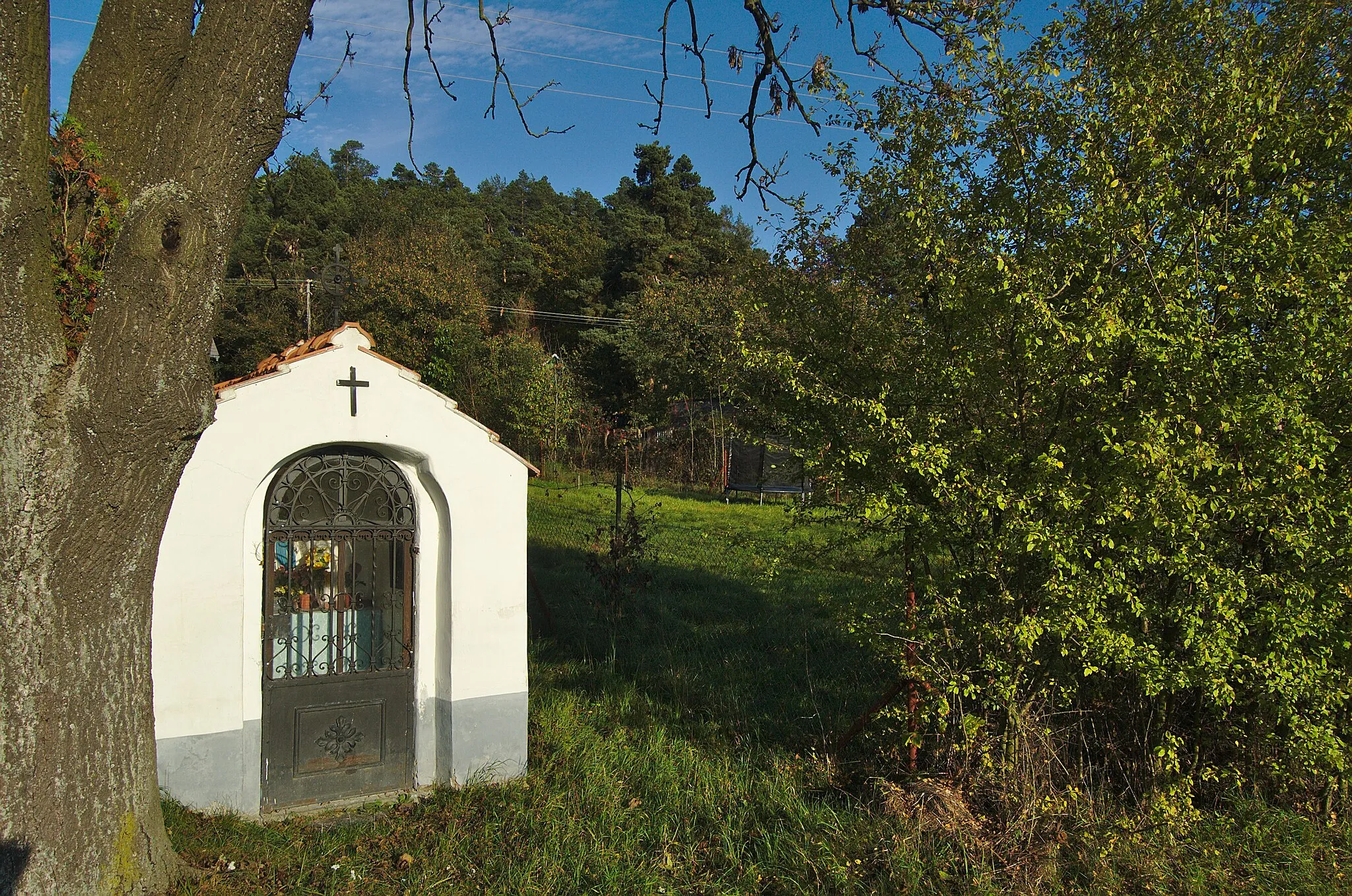 Photo showing: Kaplička u silnice mezi obcemi Myslejovice a Kobylničky, okres Prostějov