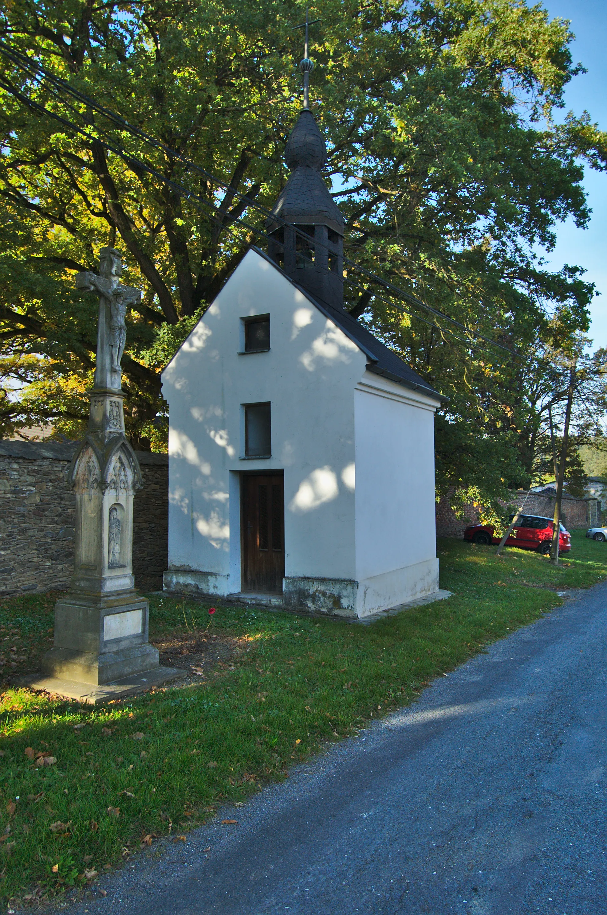Photo showing: Kaple a kříž před zámeckým areálem, Krakovec, Laškov, okres Prostějov