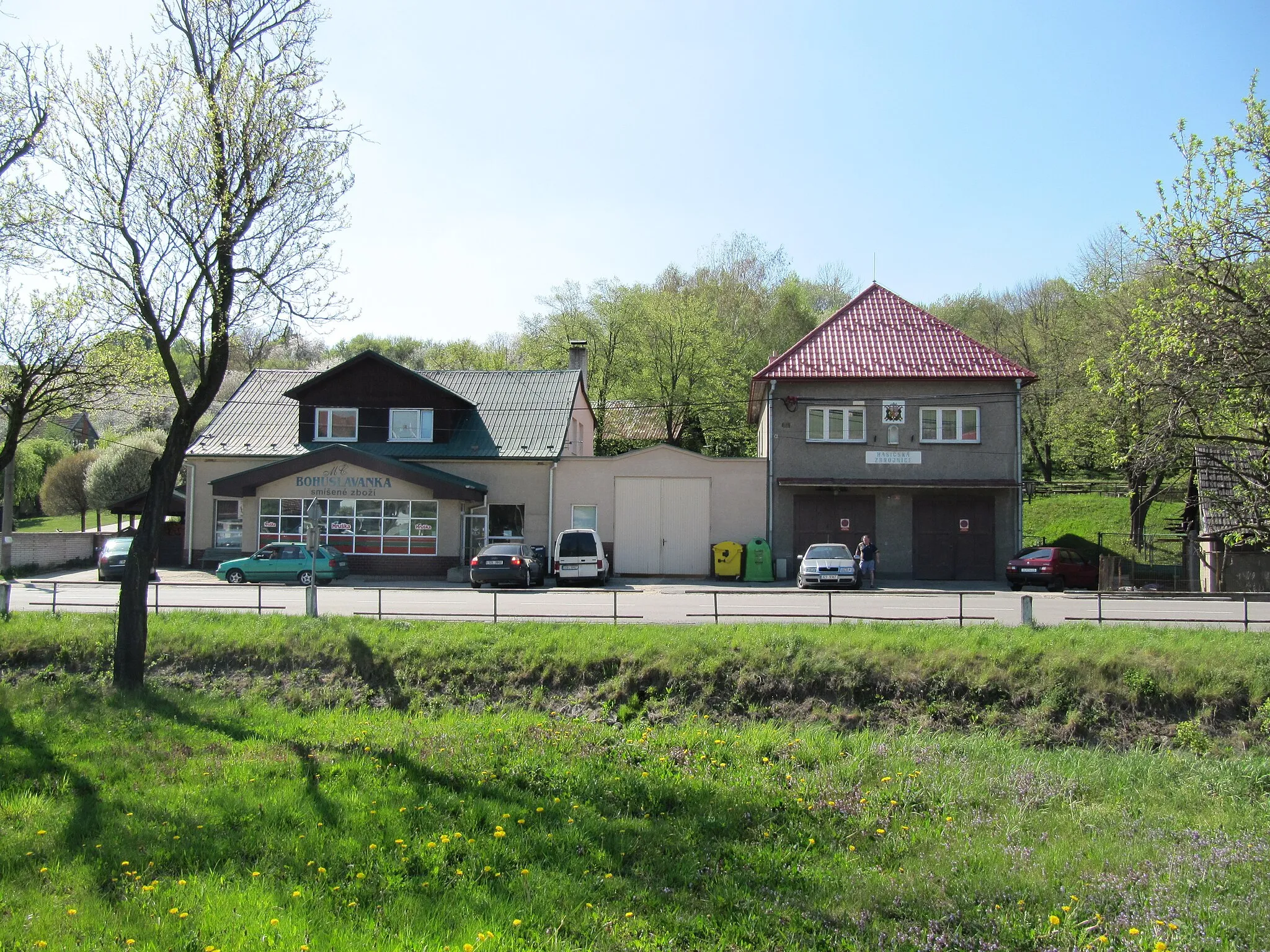 Photo showing: Bohuslavice u Zlína in Zlín District, Czech Republic. Shop and fire station.