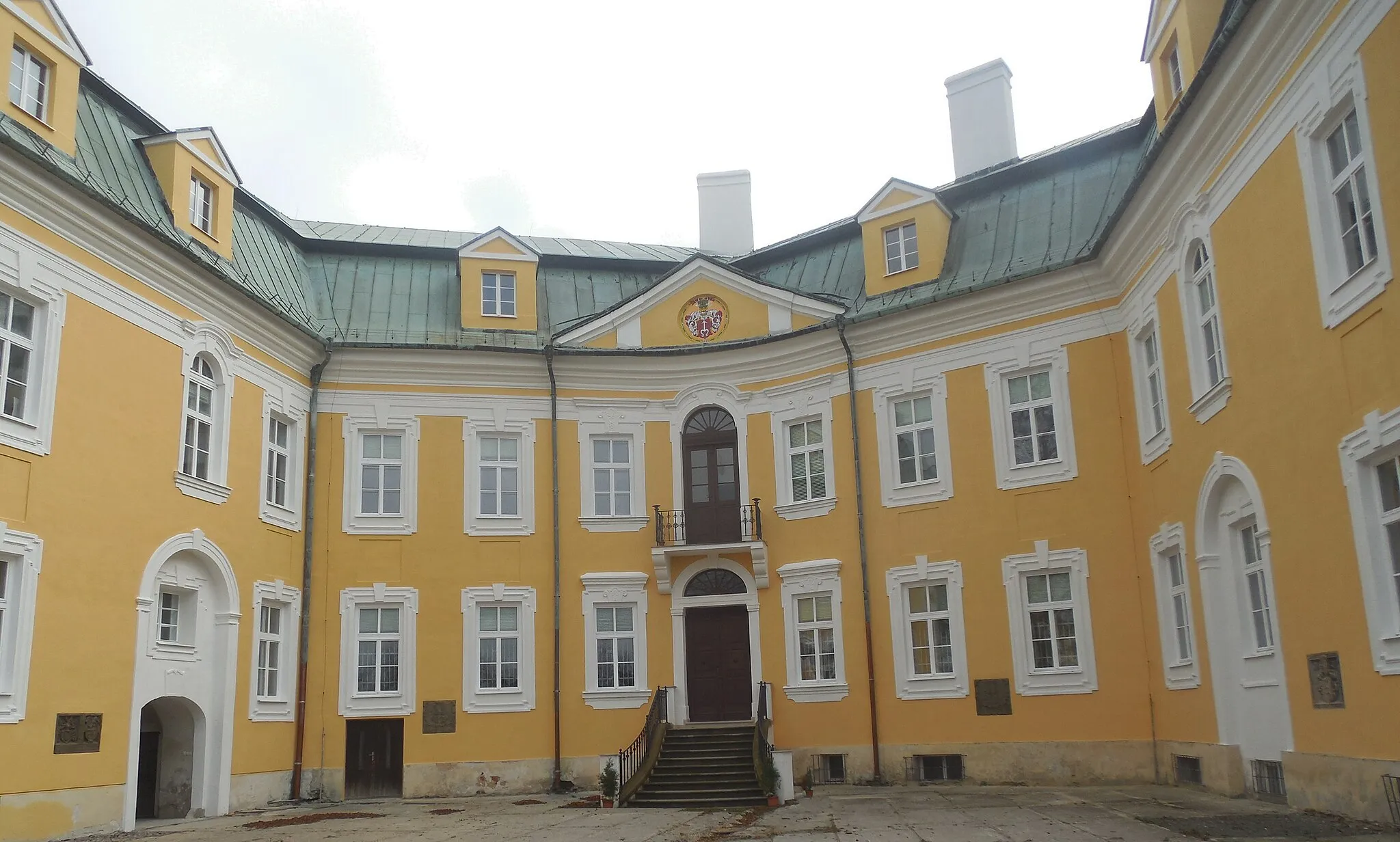 Photo showing: Zámek tvořící dominantu města Bílovce patří k hodnotným renesančním architekturám 16. století. Bílovecký zámek je dvoupatrová trojkřídlá budova na půdorysu nepravidelného „U“ s okrouhlými nárožními rondely, krytá mansardovou střechou.
Zásadní stavební úpravy zámku realizoval Bernard Pražma z Bílkova společně se svojí manželkou Christinou z Lappitz v letech 1575-76.
Václav Karel Sedlnitzky z Choltitz dal roku 1736 celý zámek přestavět v barokním slohu. Bylo strženo severní tzv. křídlo a tím dostala budova otevřenou dispozici, kterou má v podstatě podnes.
Jeden z nejhorších požárů zachvátil zámek na samém konci druhé světové války. Později v budově zámku sídlilo Městské muzeum v Bílovci a Krajský ústav národního zdraví v Ostravě. Nyní je zámek znovu otevřen.

Na zámku se konají výstavy, divadelní festivaly, koncerty, šermířská vystoupení. Jsou zde vystaven stál expozice rodu Sedlnických z Choltic, historie zámku, instalovaný apartmán hraběnky Idy Sedlnitzké,výstava zaměřená na lov a myslivost v proměnách doby.