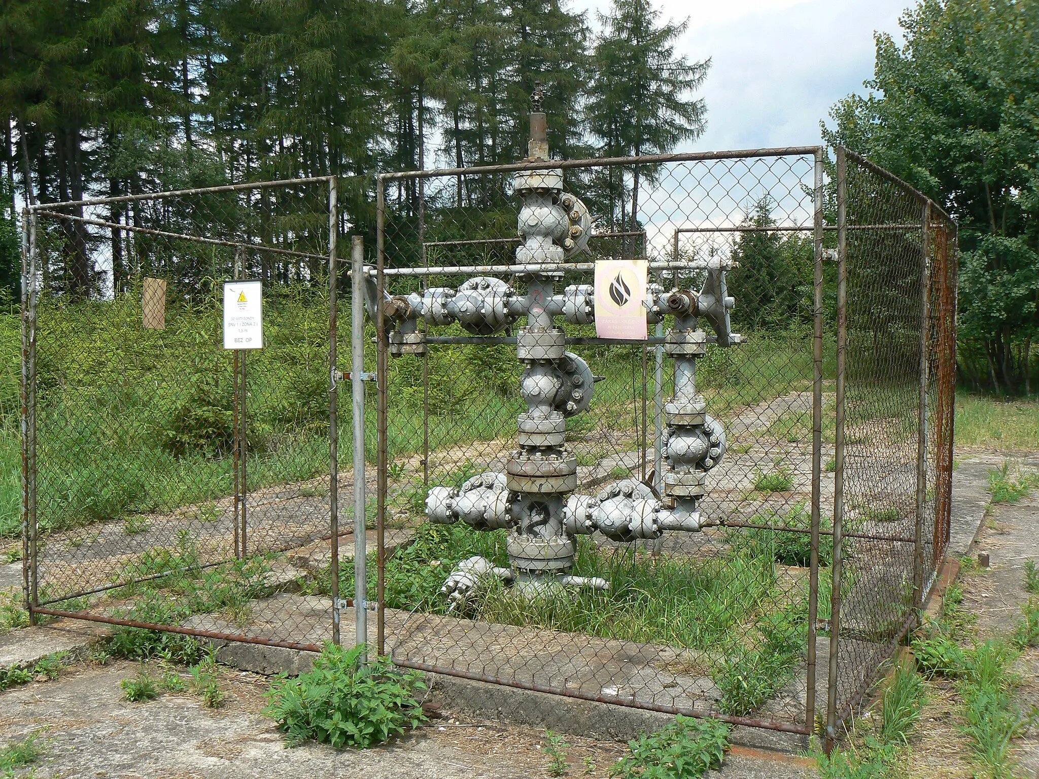 Photo showing: Oil well on hill Hradisko, Czech Republic.