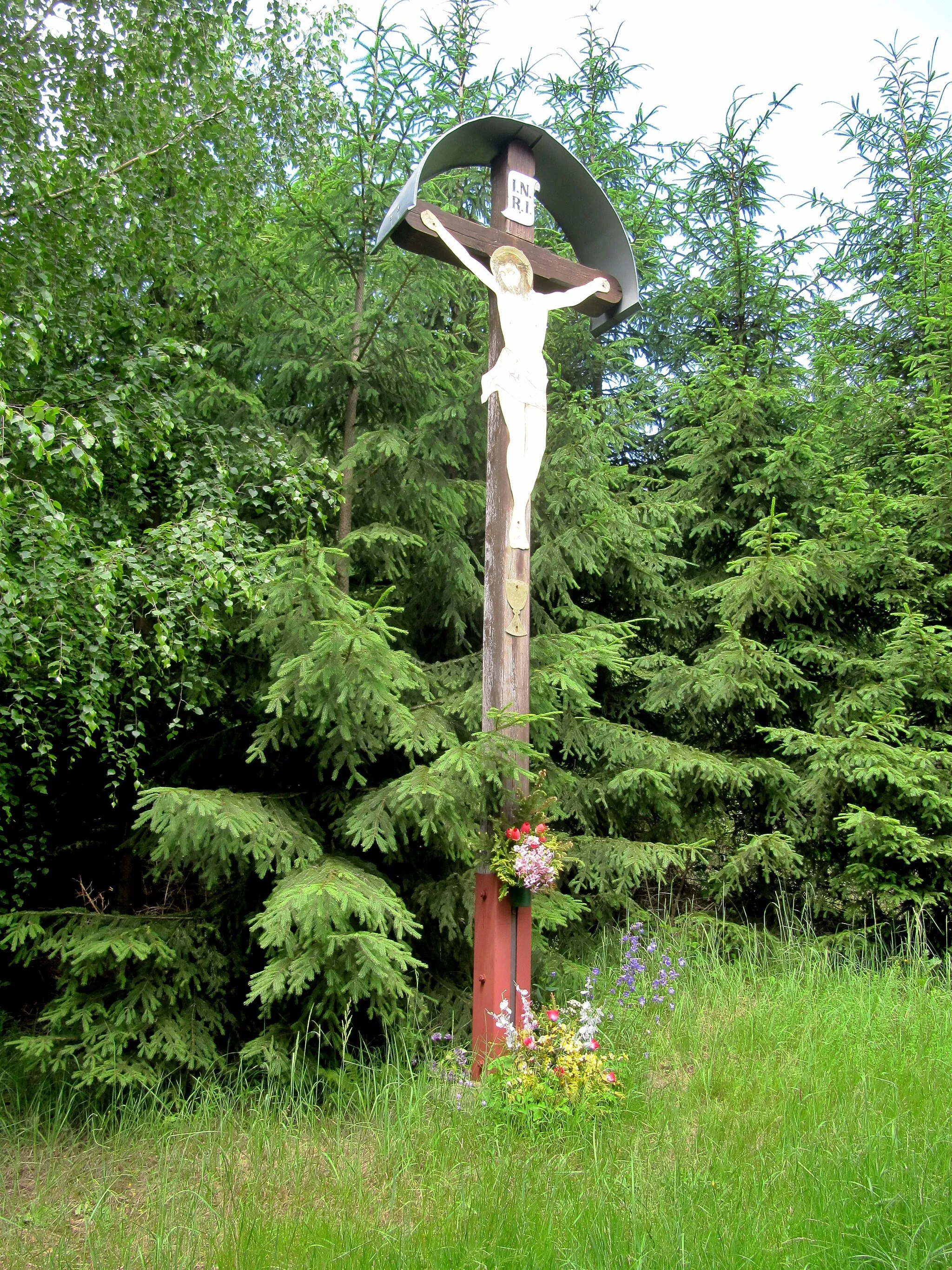 Photo showing: Lukov, Zlín District, Czech Republic. Wooden crucifix at the forest way to Lukov castle.