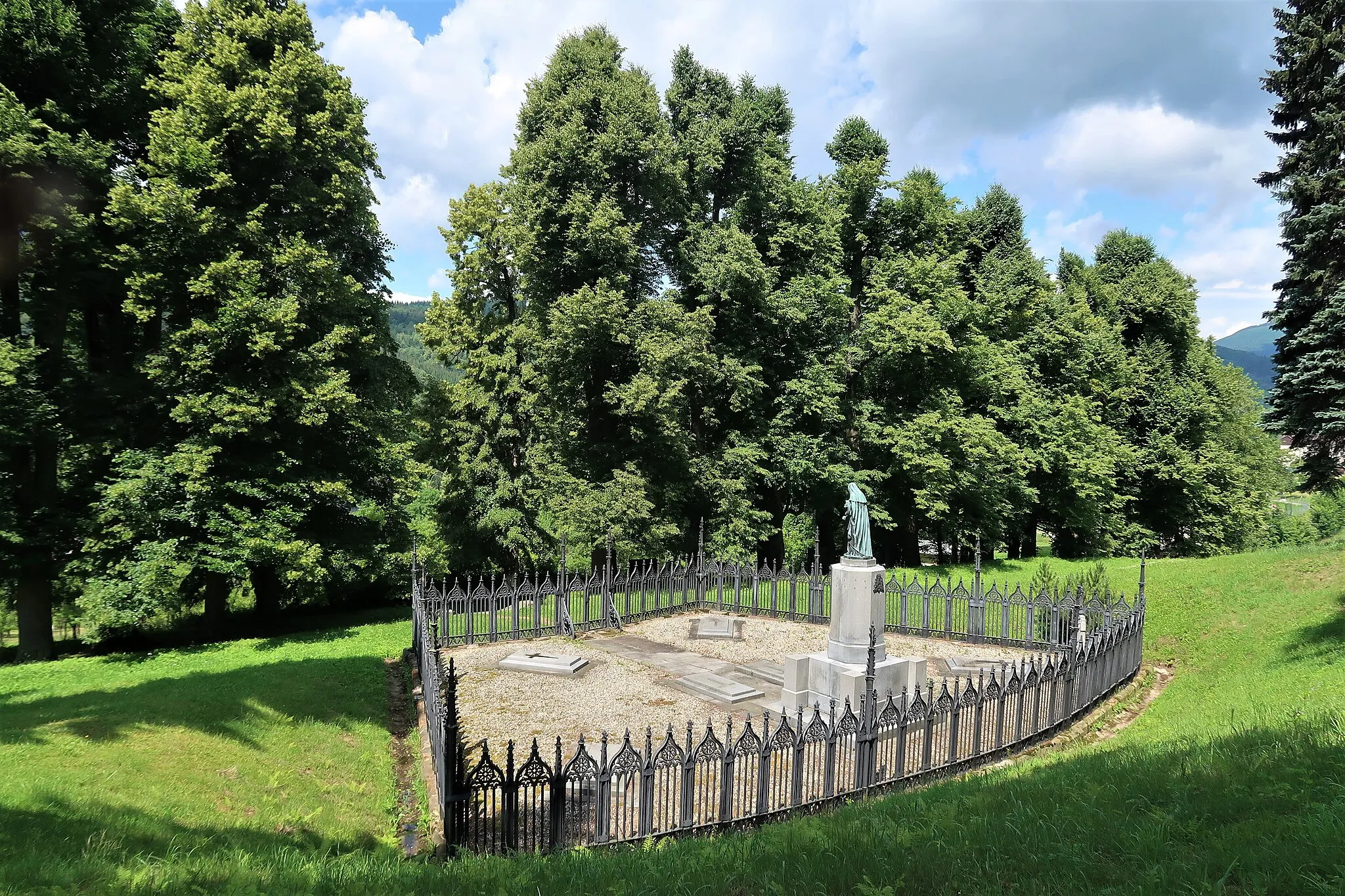 Photo showing: Hrobka podnikatelské rodiny Kleinů nad starým hřbitovem v Loučné nad Desnou, pohled od severovýchodu.
