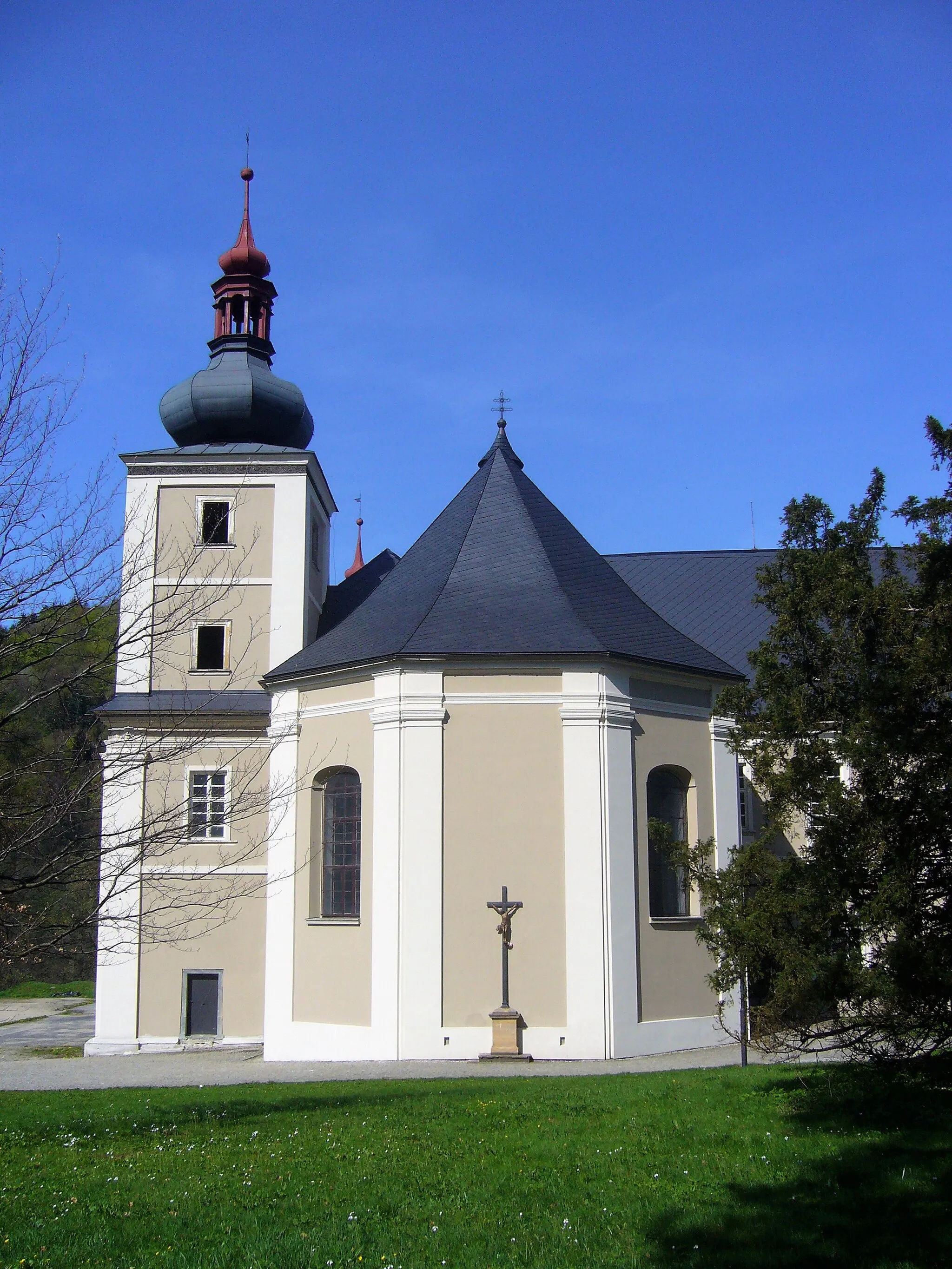 Photo showing: zámecká věž a kostel sv. Cyrila a Metoděje - pohled od východu
