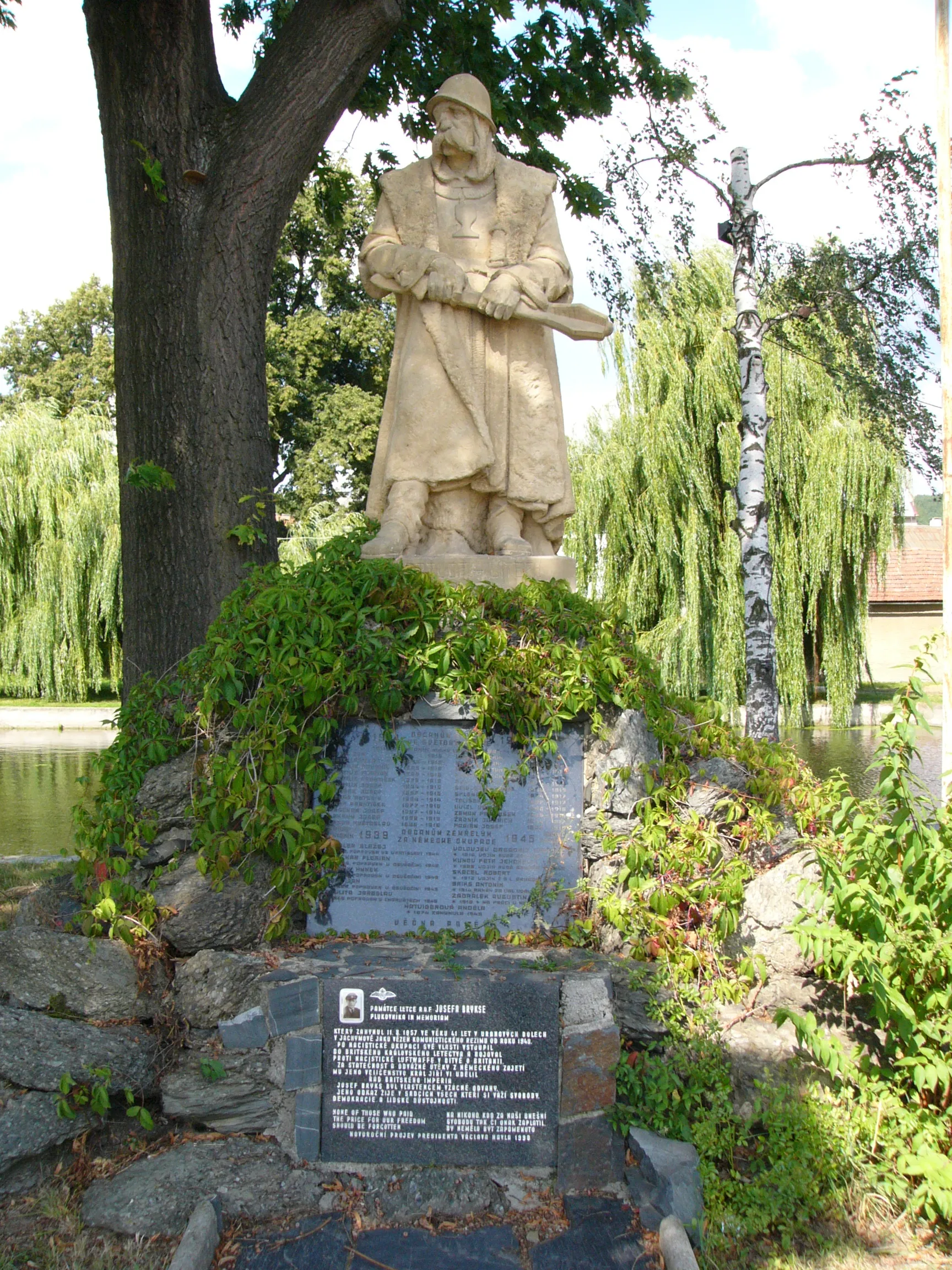 Photo showing: Memorial devoted to victims of World War I and World War II in Bělkovice-Lašťany, the Czech Republic