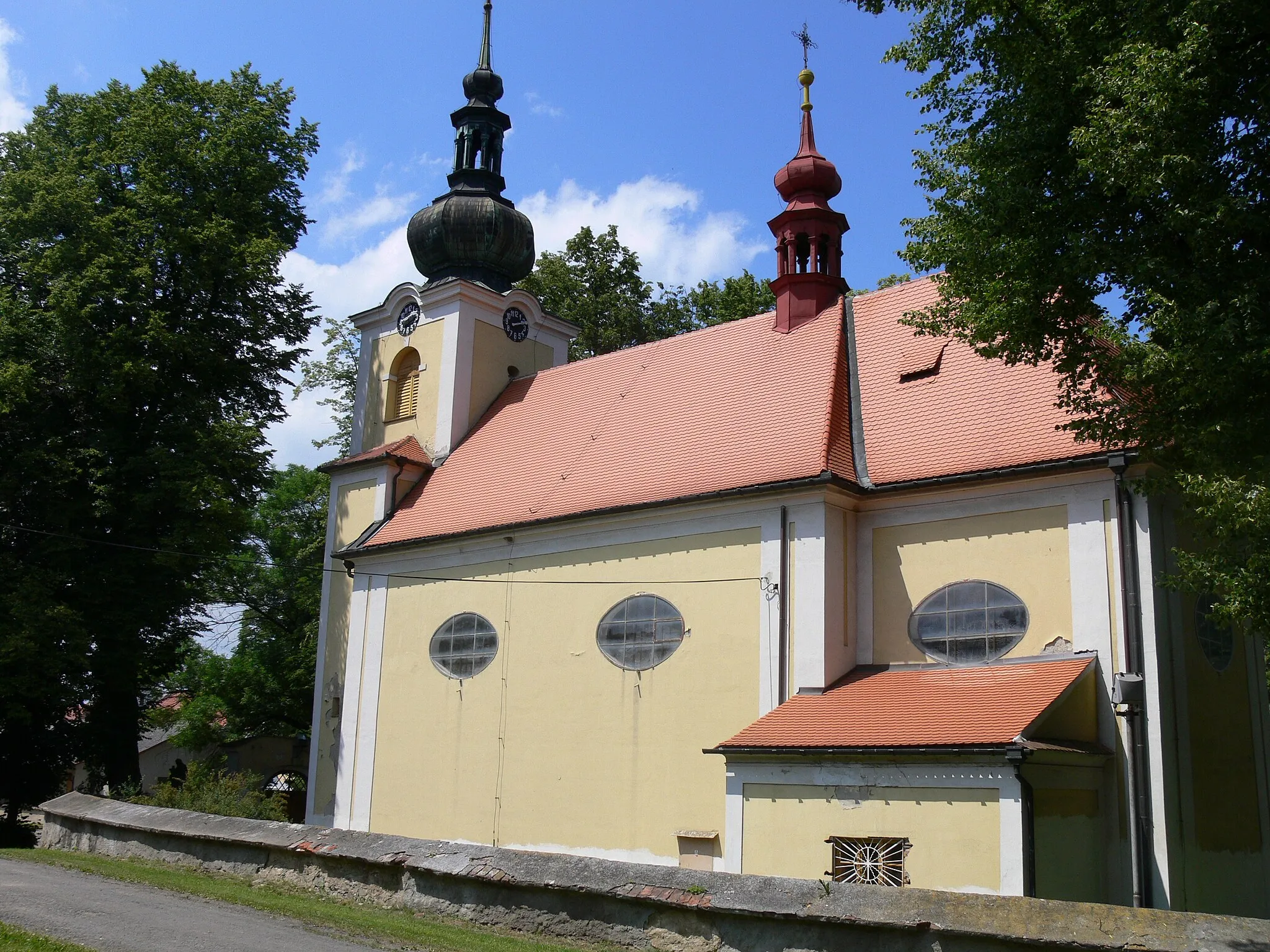 Photo showing: Farní kostel sv. Jiří v Pivíně, nynější stavba z let 1712 až 1718.