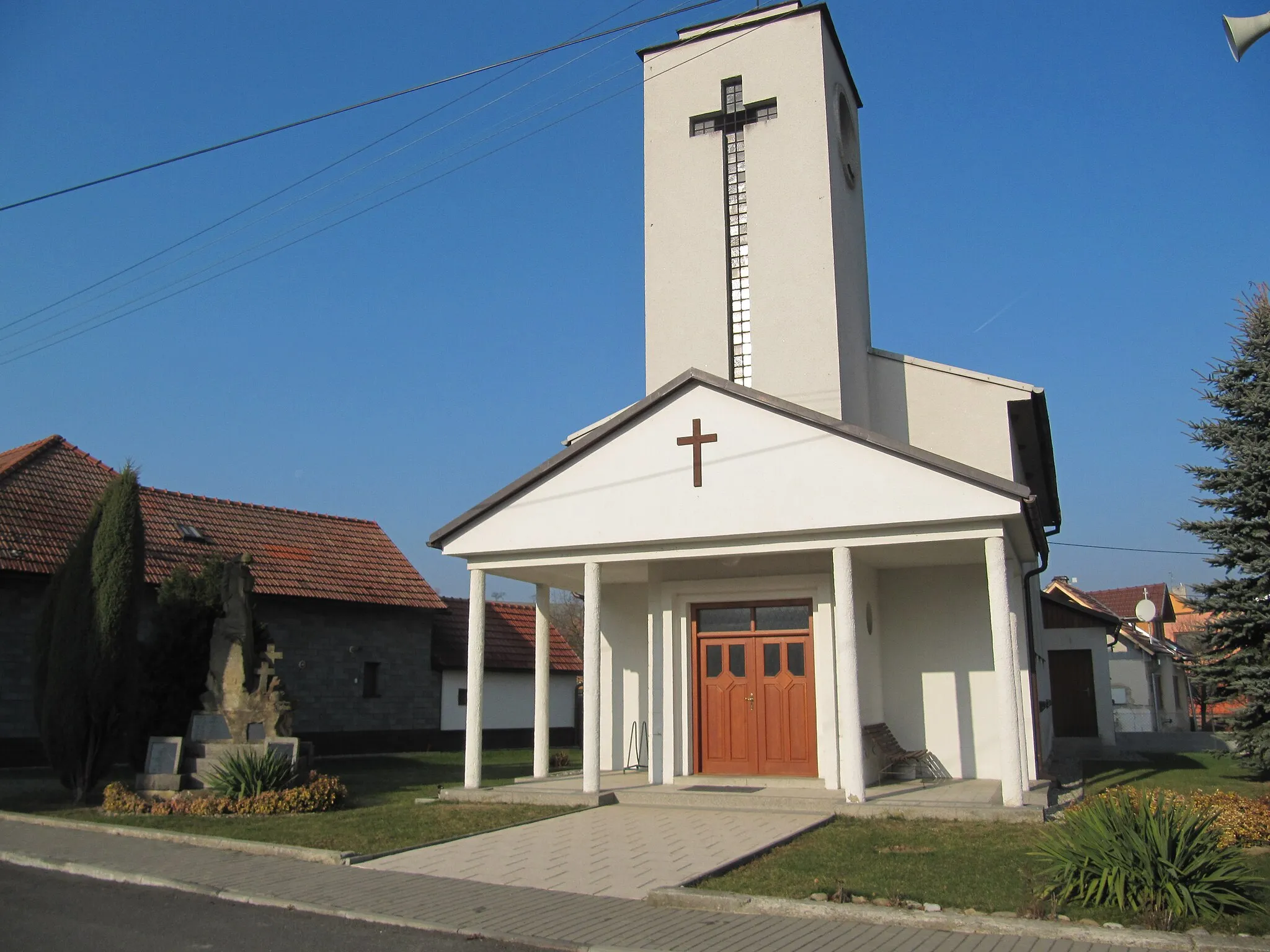 Photo showing: Bohuslavice nad Vláří in Zlín District, Czech Republic. Chapel of the Virgin Mary and the memorial to the victims of the First World War.