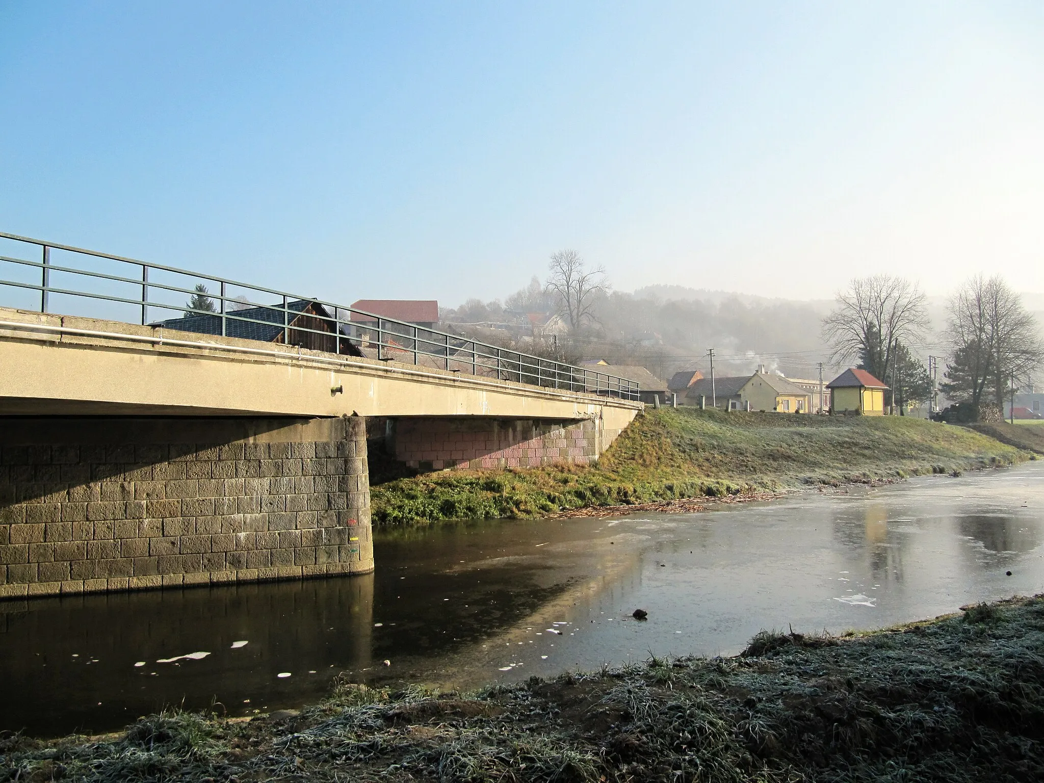 Photo showing: Bohuslavice nad Vláří in Zlín District, Czech Republic. Bridge over the Vlára river.