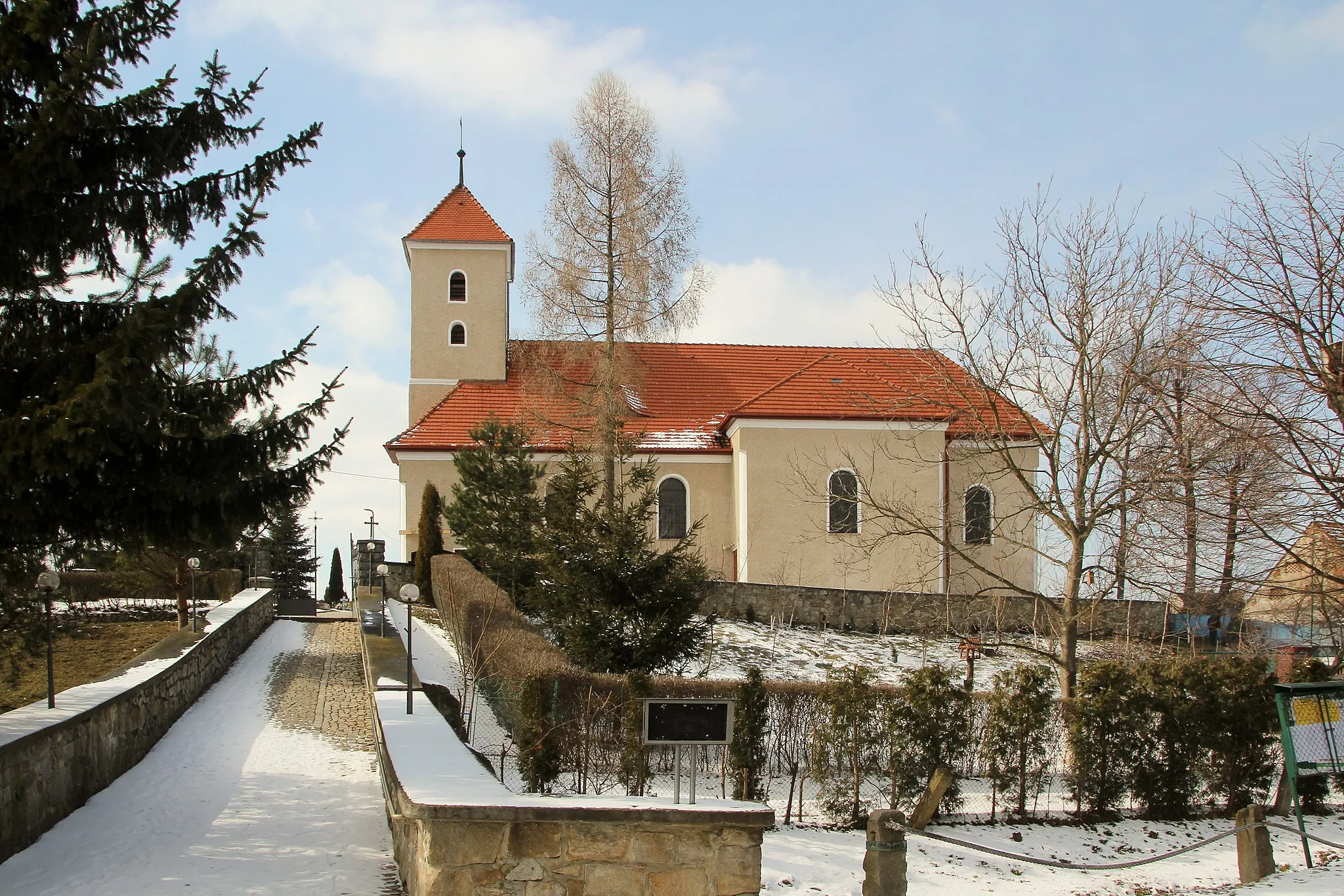 Photo showing: Jarnołtów – kościół rzymskokatolicki p.w. Podwyższenia Krzyża Świętego