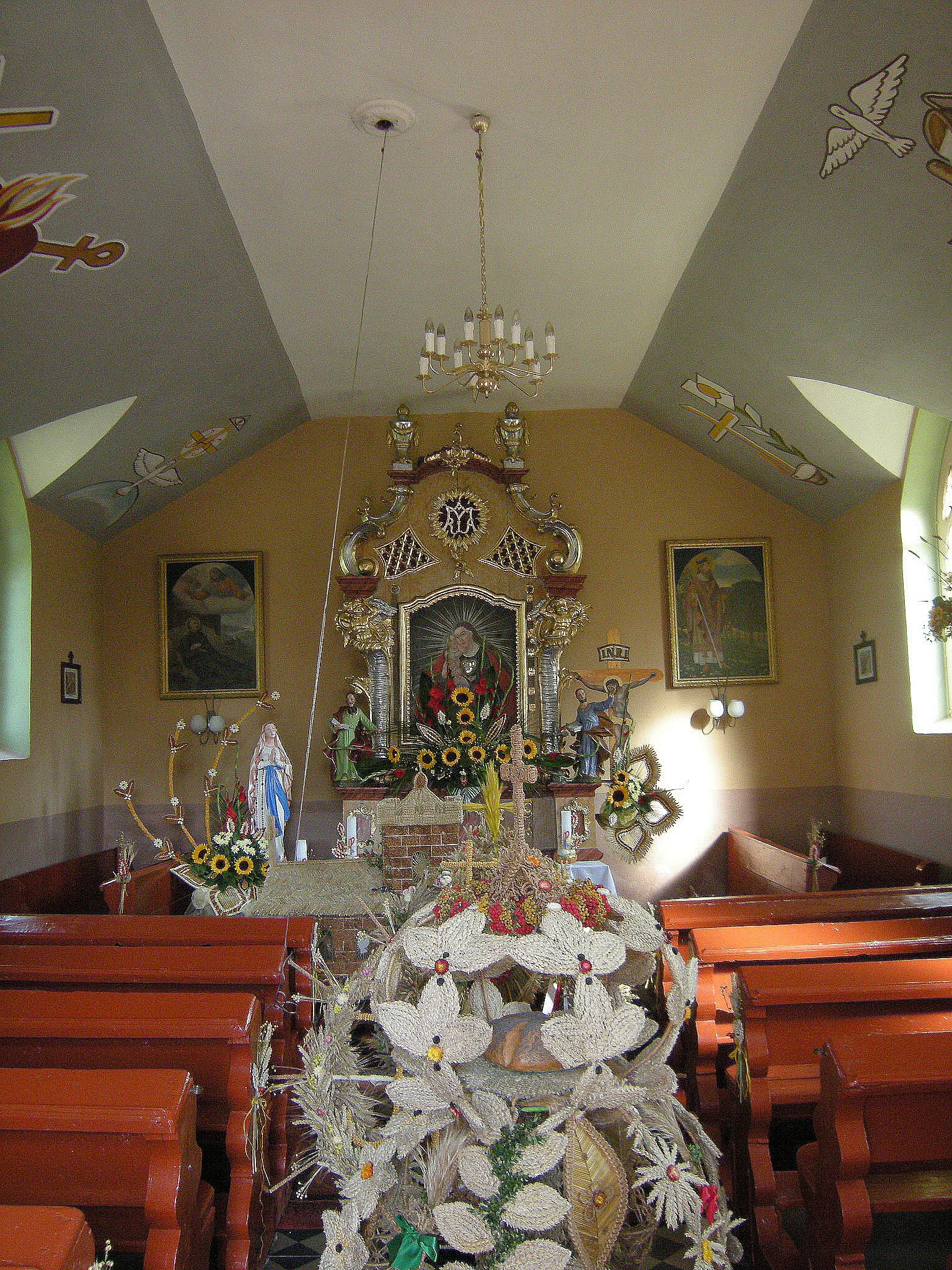 Photo showing: Kaplica w Broniszowicach w Gminie Otmuchów W akplicy korony żniwne po dożynkach parafialnych 2012.