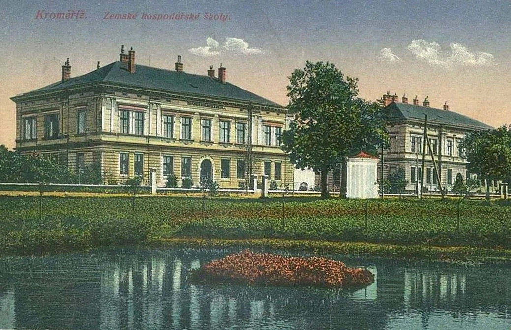 Photo showing: Kroměříž, Koperníkova ulice, Zemské hospodářské školy, nyní Tauferova střední odborna škola, dobová pohlednice, stavba zahájena v roce 1905