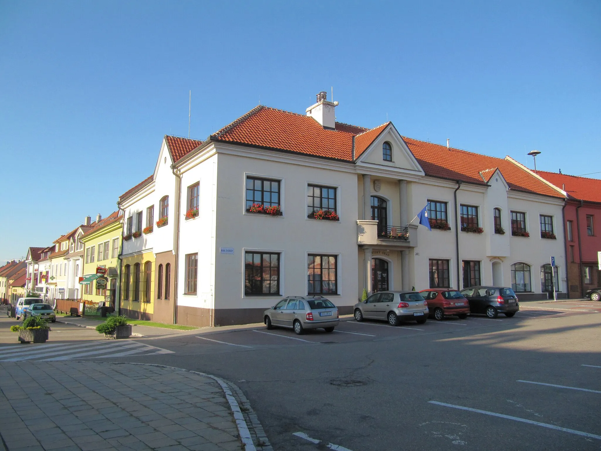 Photo showing: Kunovice in Uherské Hradiště District, Czech Republic. Square Náměstí Svobody, town hall.