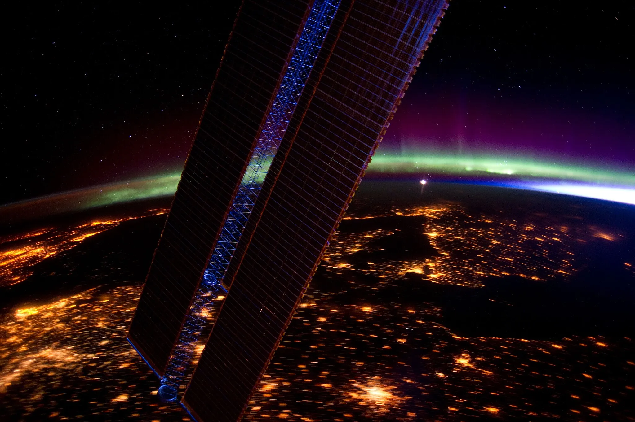 Photo showing: View of Earth taken during ISS Expedition 30.