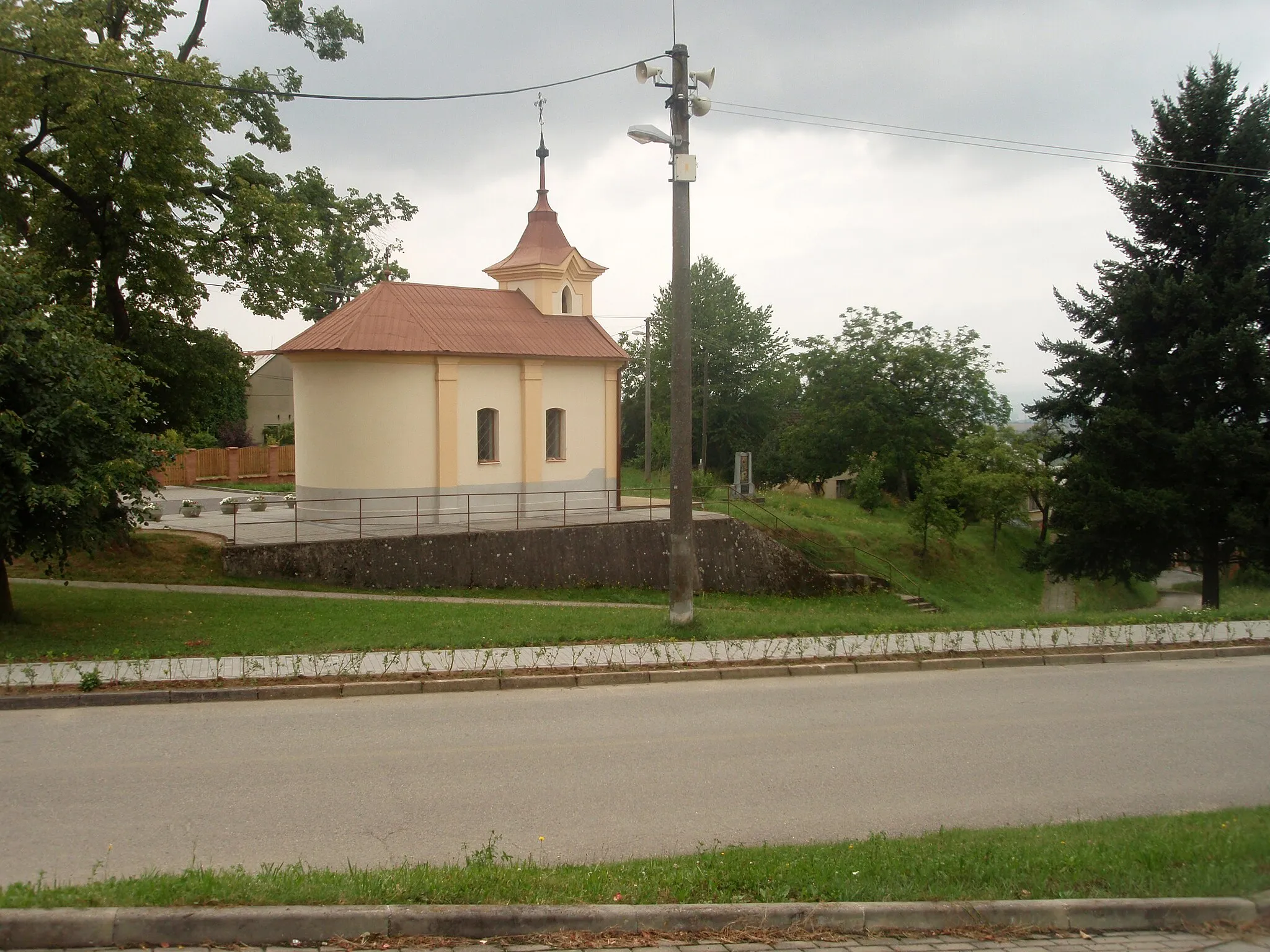 Photo showing: Náves s kapličkou v Hostišové