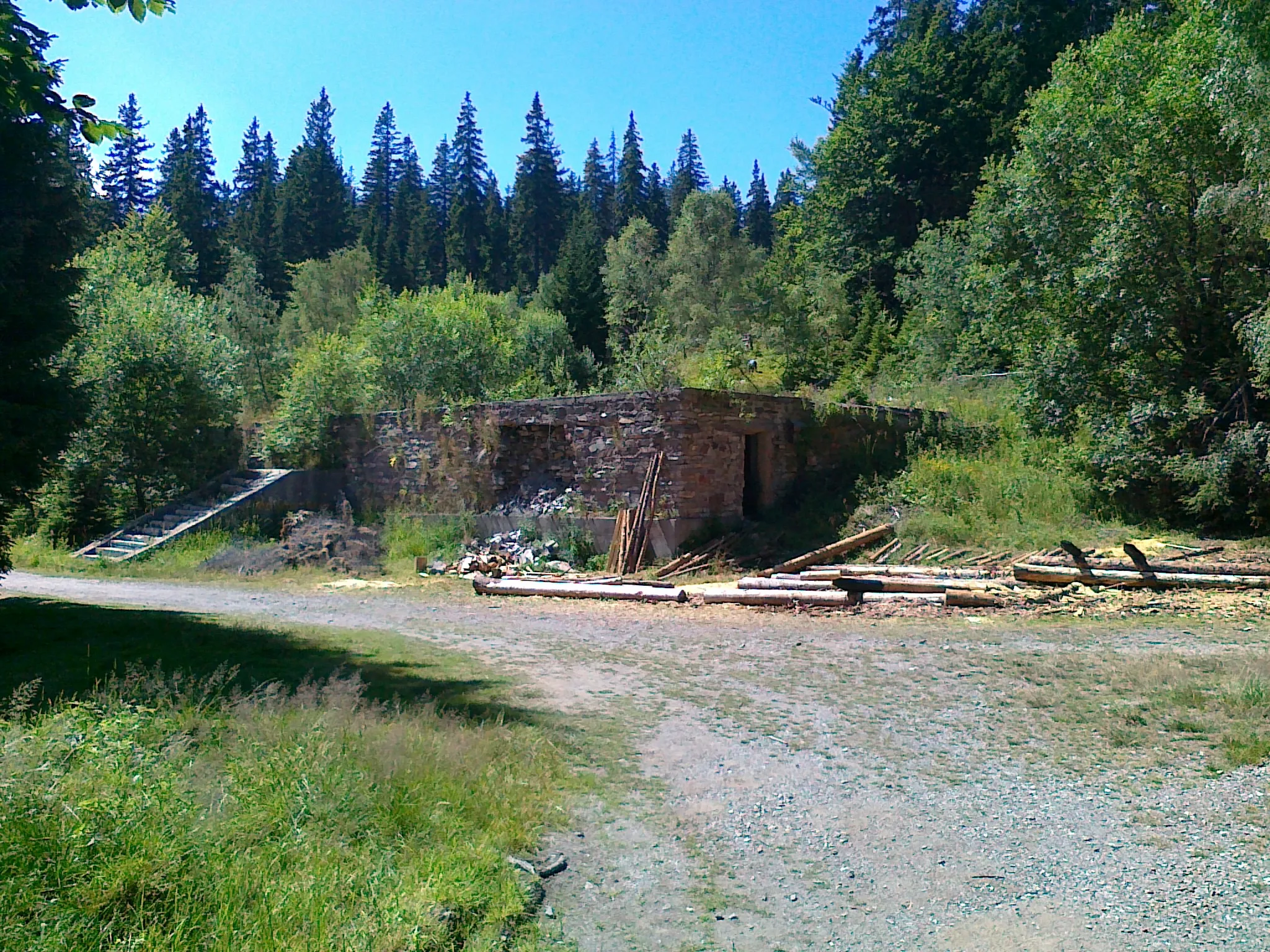 Photo showing: Ruiny spalonego schroniska Chata Alfrédka przy skrzyżowaniu Alfrédka