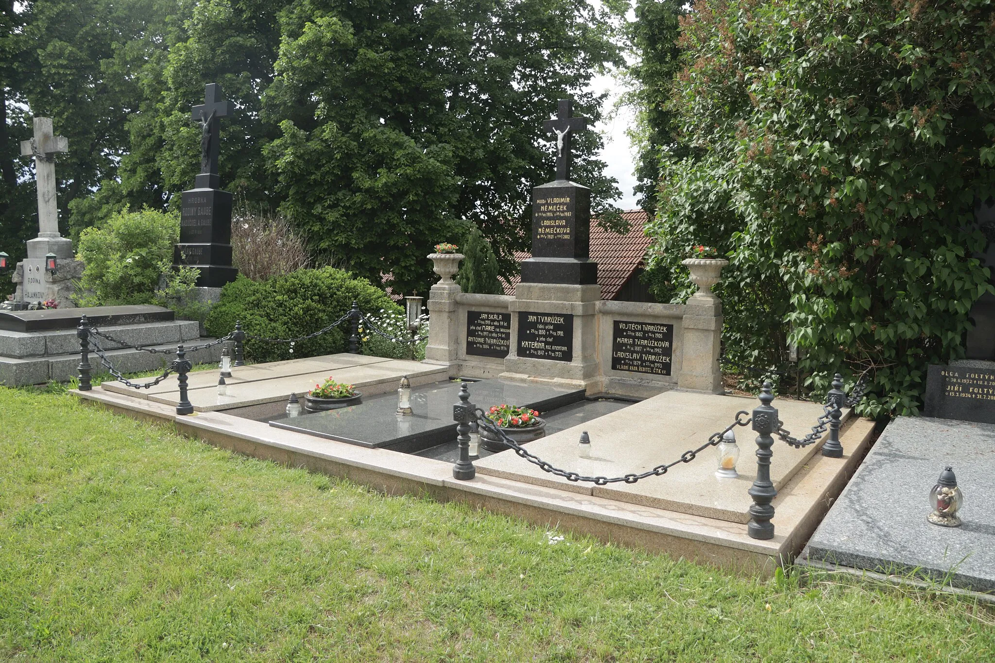 Photo showing: Overview of grave of Němeček and Tvarůžek family at cemetery near Church of Saint Godehard and the Assumption in Budišov, Třebíč District.